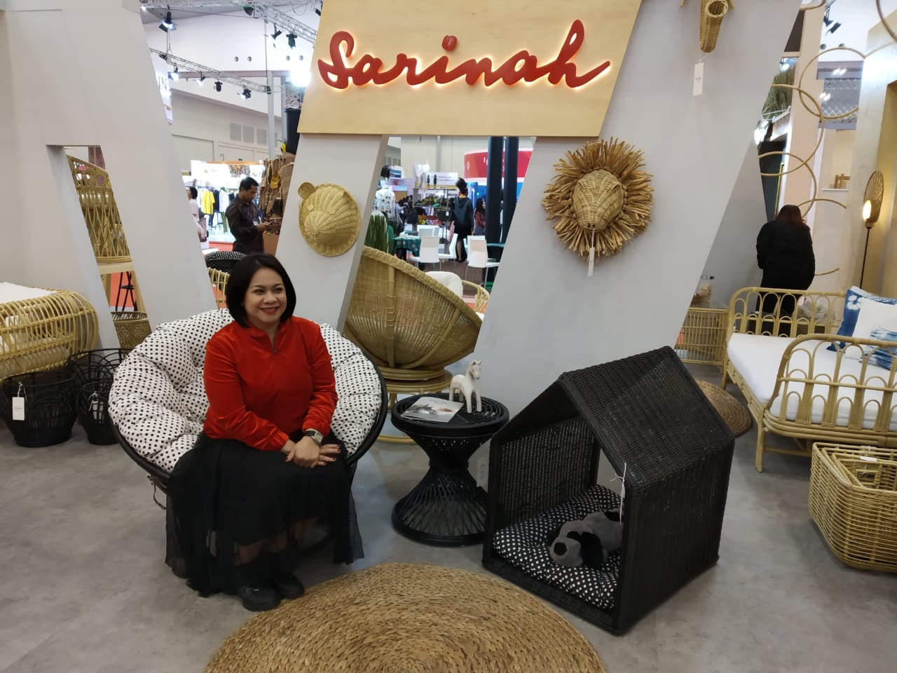 Direktur Perdagangan dan Properti PT Sarinah, Indyruwani Asikin Natanegara dan produk Sarinah Home. 