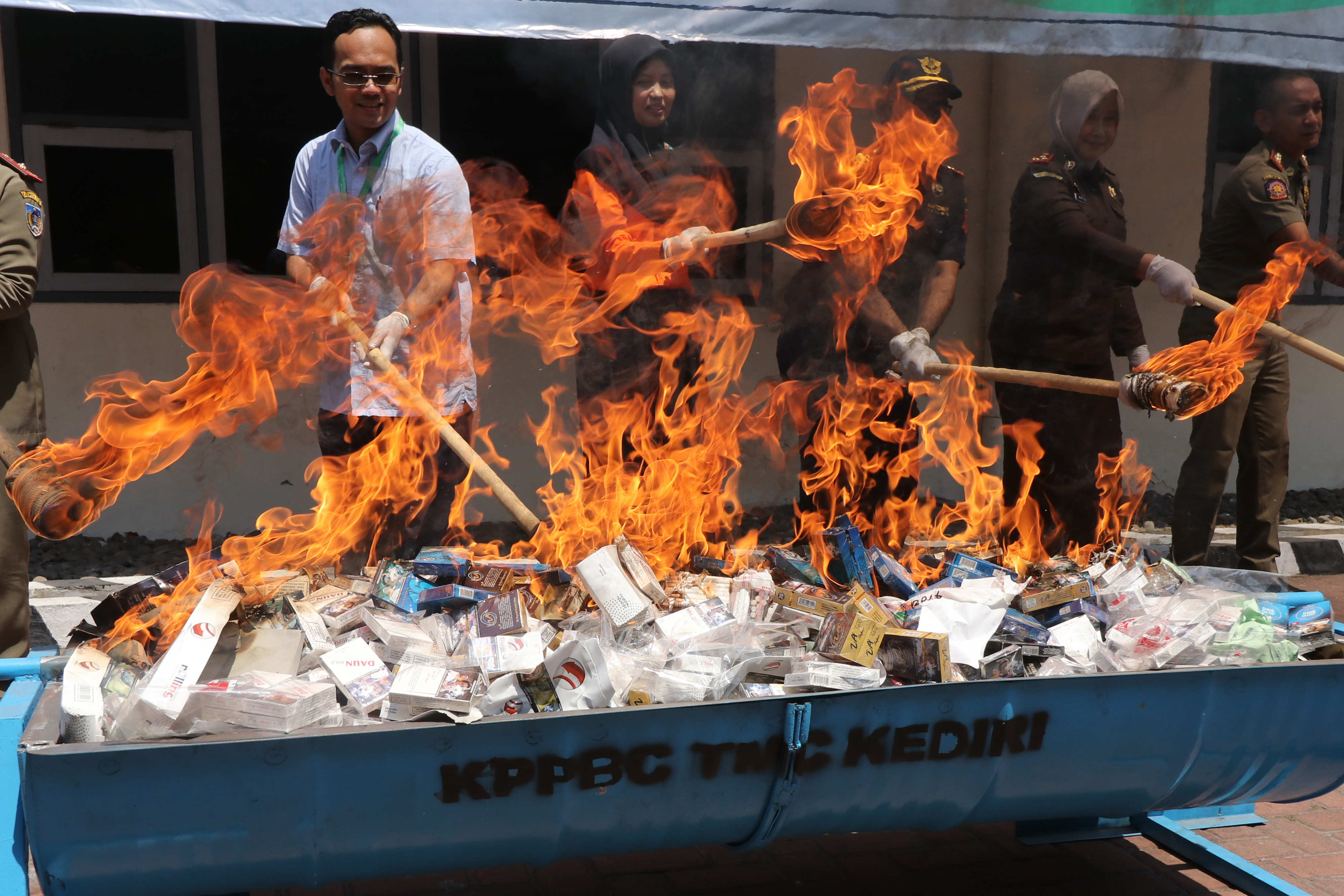 Petugas memusnahkan barang milik negara dengan cara dibakar di Kantor Pengawasan dan Pelayanan Bea dan Cukai (KPPBC),  Kediri, Jawa Timur.