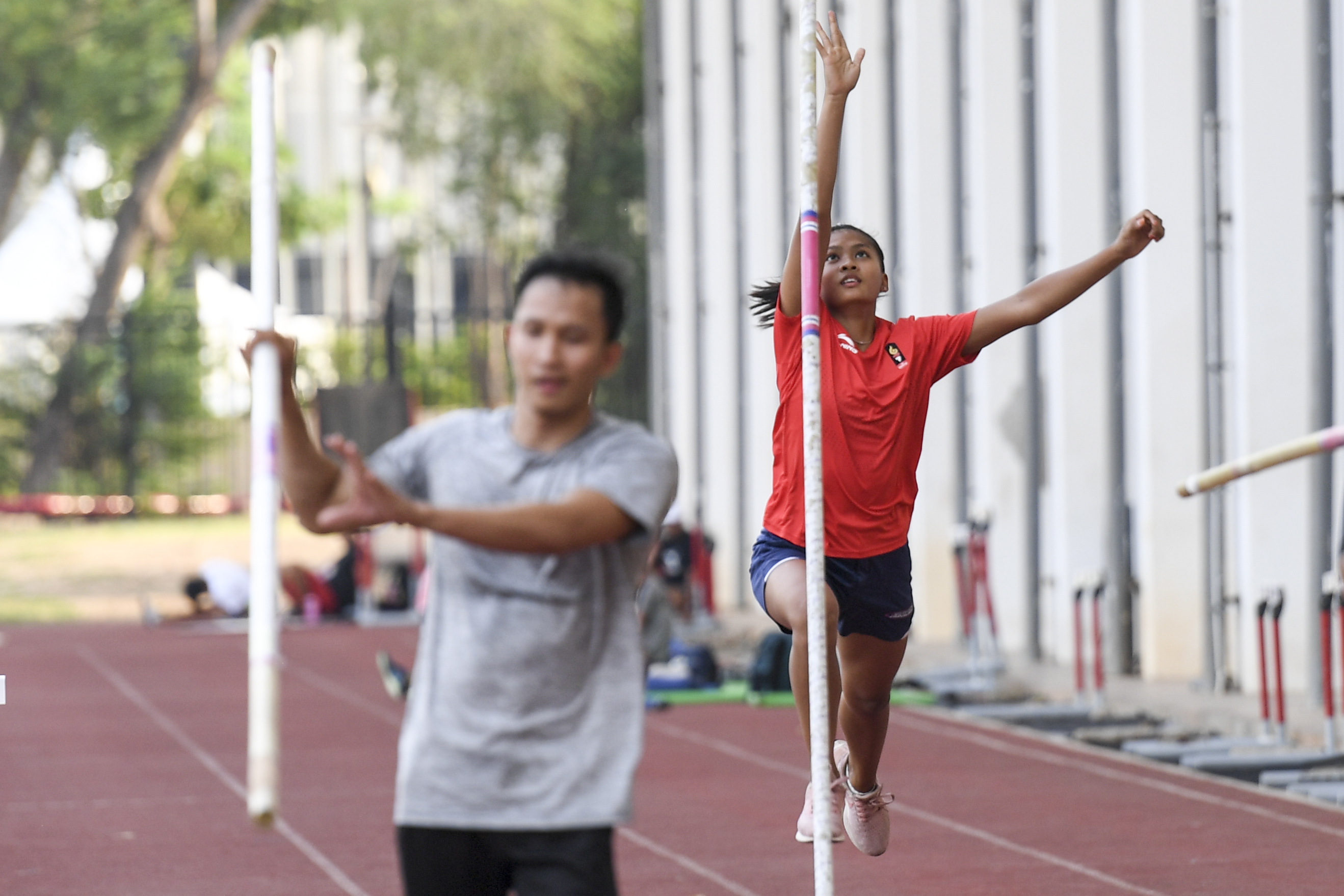 Atlet lompat galah putri Diva Renatta Jayadi (kanan) dan atlet lompat galah putra Frederick Saputra (kiri) tengah berlatih di Pelatnas.