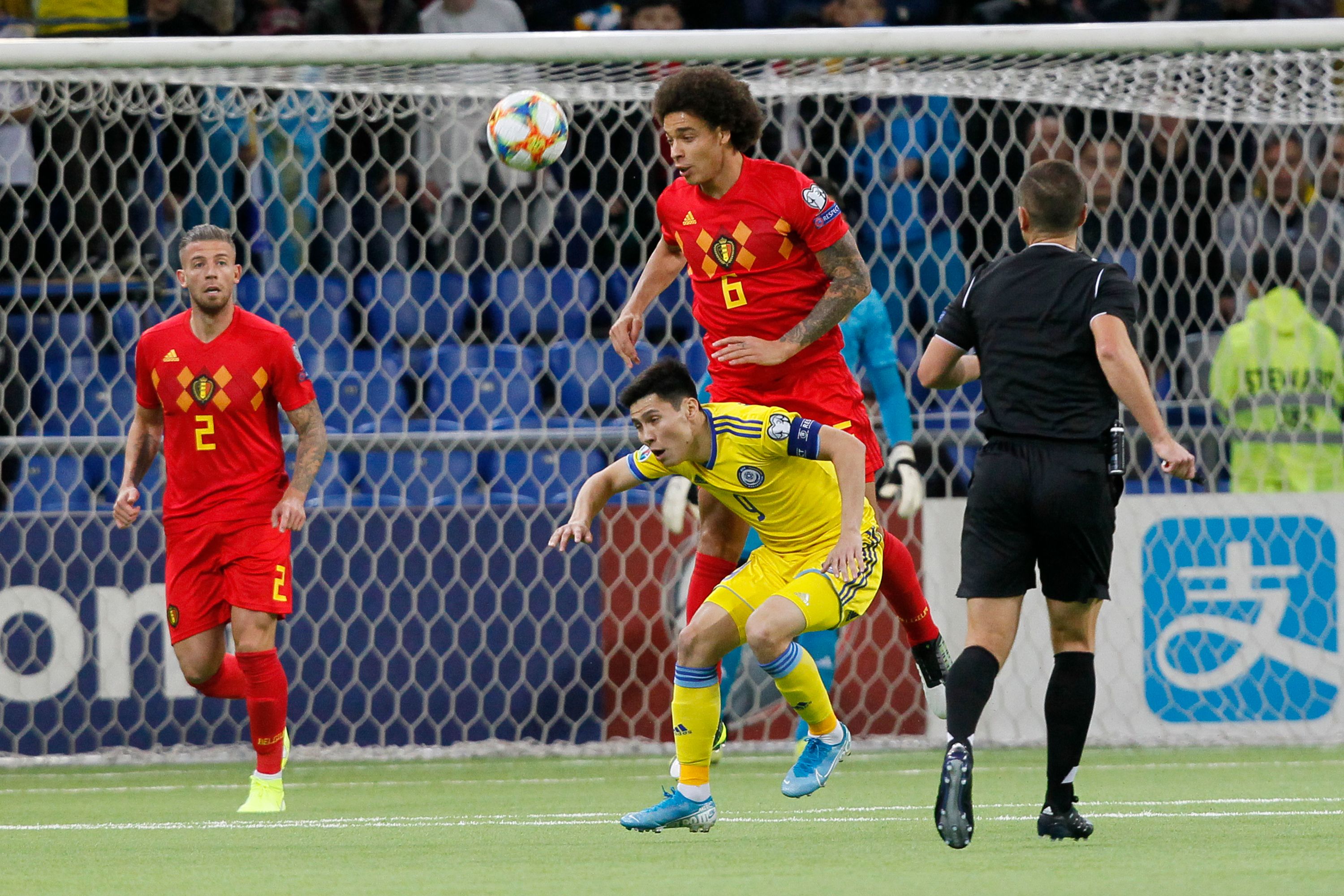 Gelandang Kazakhstan Bauyrzhan Islamkhan mendapat kawalan ketat dari pemain Belgia Axel Witsel dalam laga Kualifikasi Euro 2020.