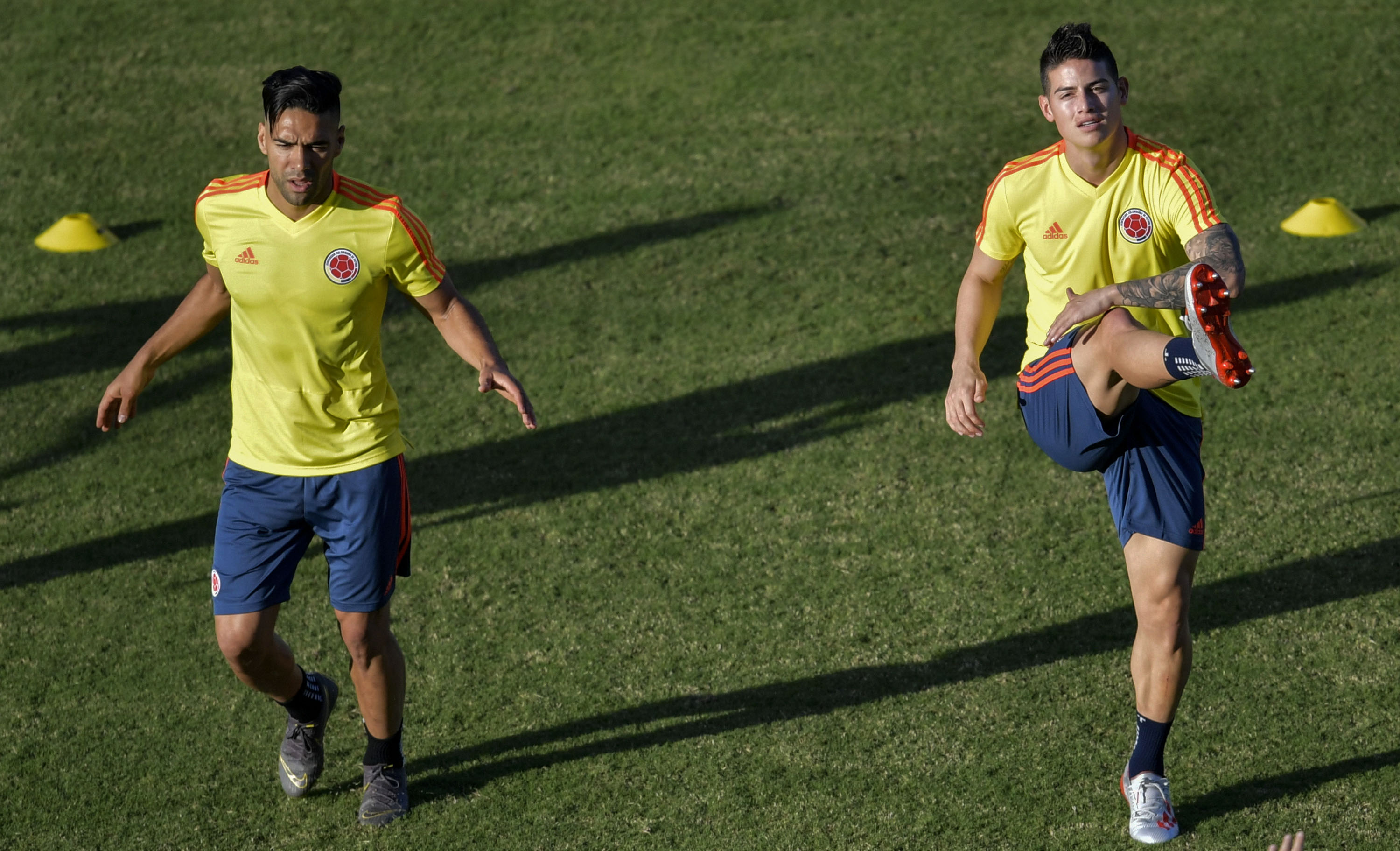 Duet Kolombia Radamel Falcao (kiri) dan James Rodriguez