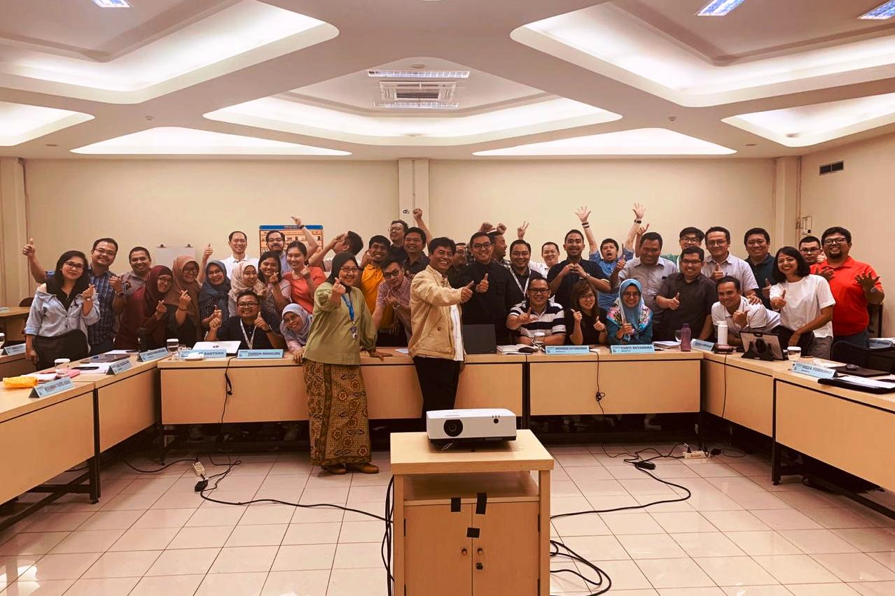 Mantan Dirut Pertamina Elia Massa Manik berfoto bersama setelah menjadi pembicara tamu di MM Eksekutif PPM-School of Management.
