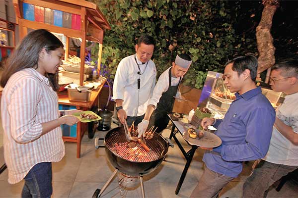 Santainya Barbeku di Backyard