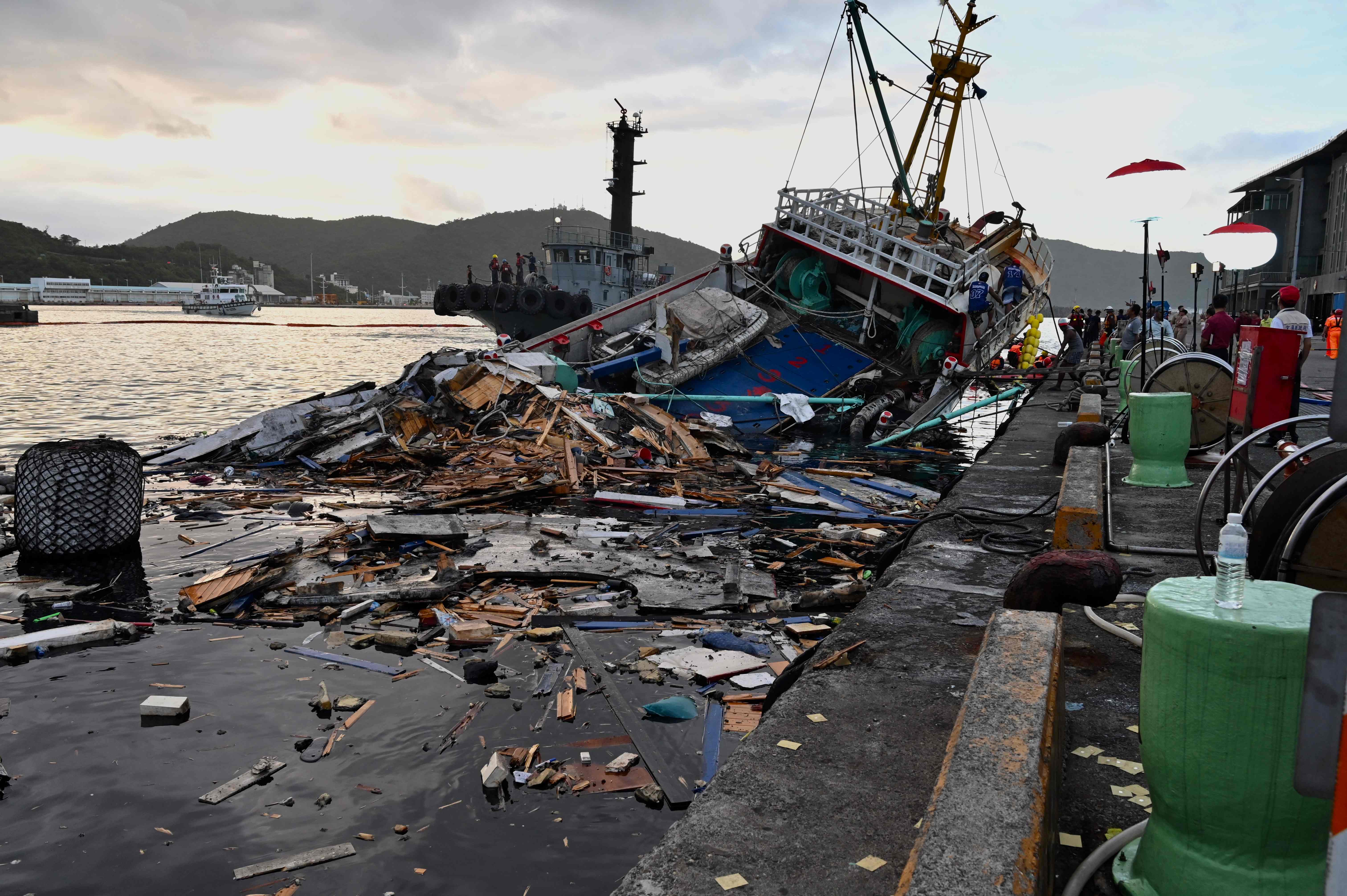 Sebuah jembatan ambruk dan menimpa tiga kapal ikan di Yilan, Taiwan, Selasa (1/10). Tujuh WNI menjadi korban. 