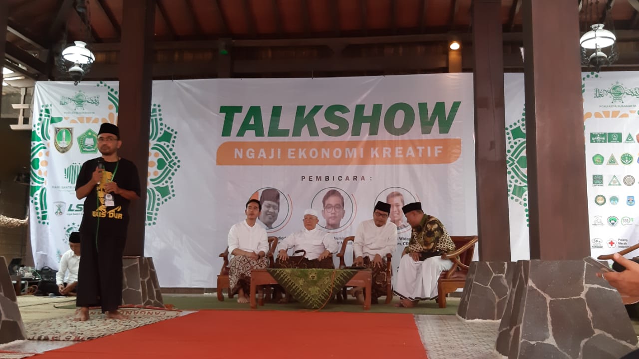 Gibran Pamer Produk Minuman Kemasan Saat Tampil dalam TalkshowNgaji Ekonomi Kreatif di Al Muayyad