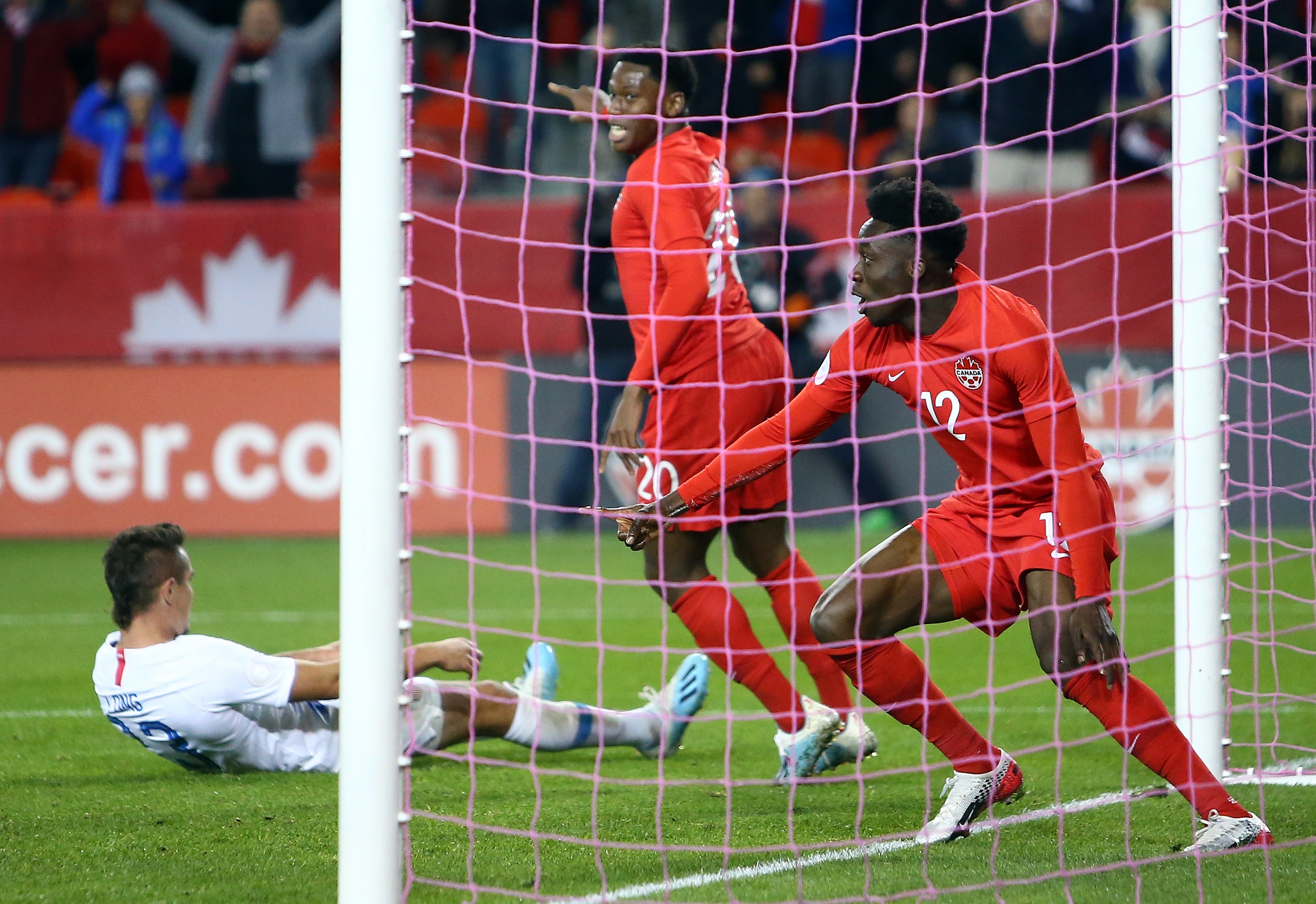 Alphonse Davies (nomor punggung 12) mencetak gol ke gawang AS di laga Liga Negara CONCACAF