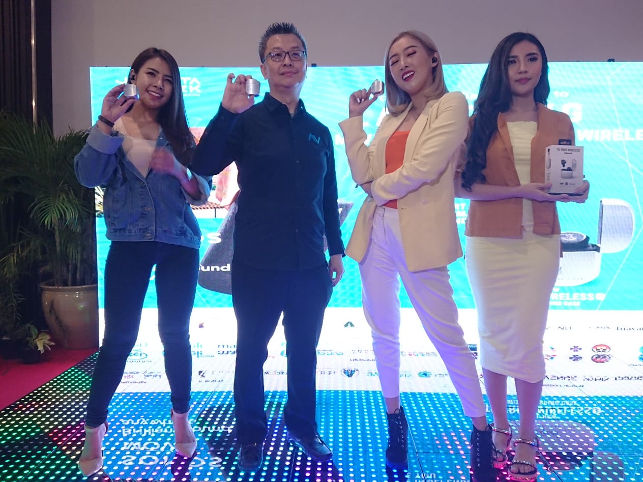 CEO V2 Indonesia, Rudi Hidayat, saat memperkenalkan dua produk anyarnya di pameran Jakarta Audio Visual, Rabu (9/10).