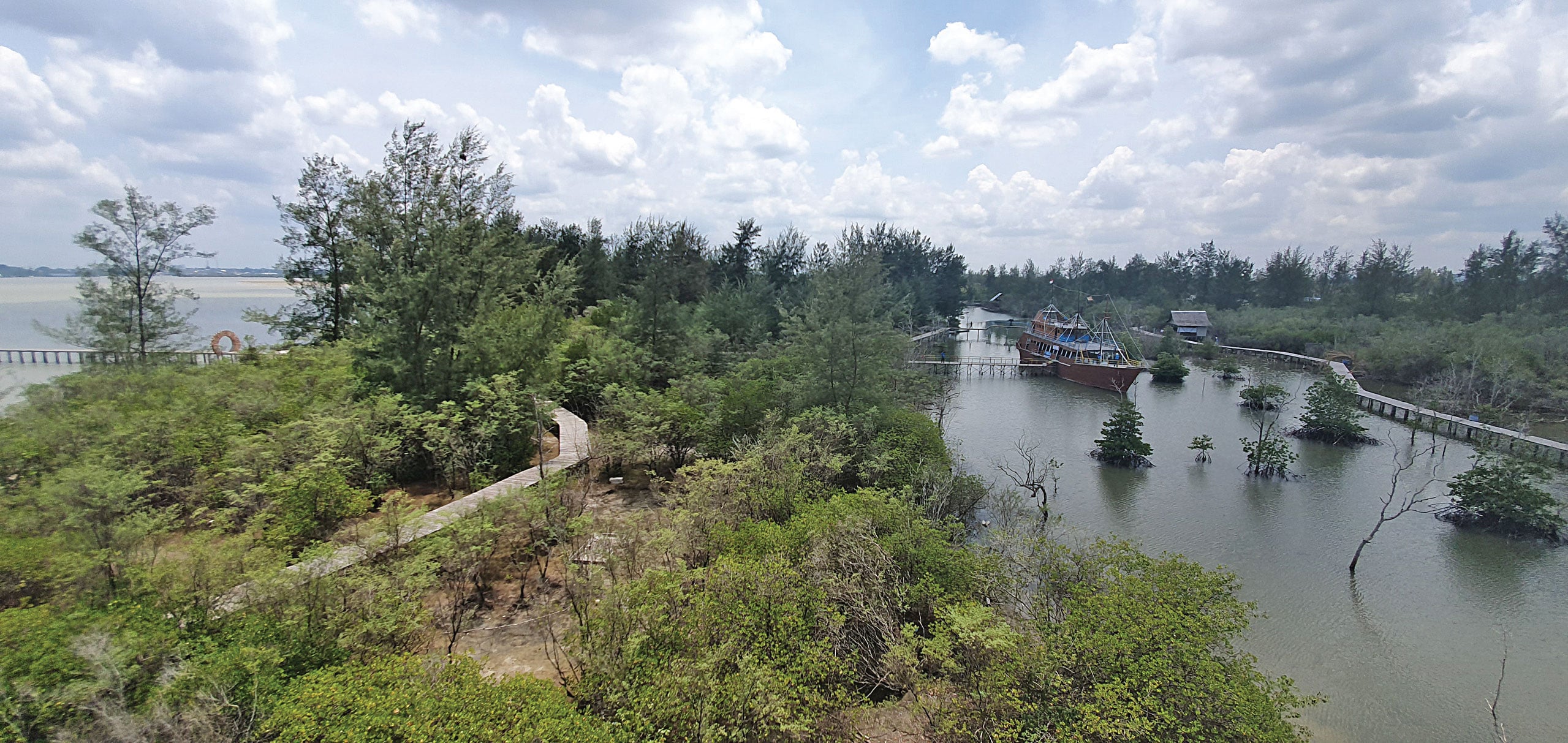 BELITUNG MANGROVE PARK: Belitung Mangrove Park yang dikelola Kelompok Hutan Kemasyarakatan Seberang Bersatu dilengkapi berbagai fasilitas 