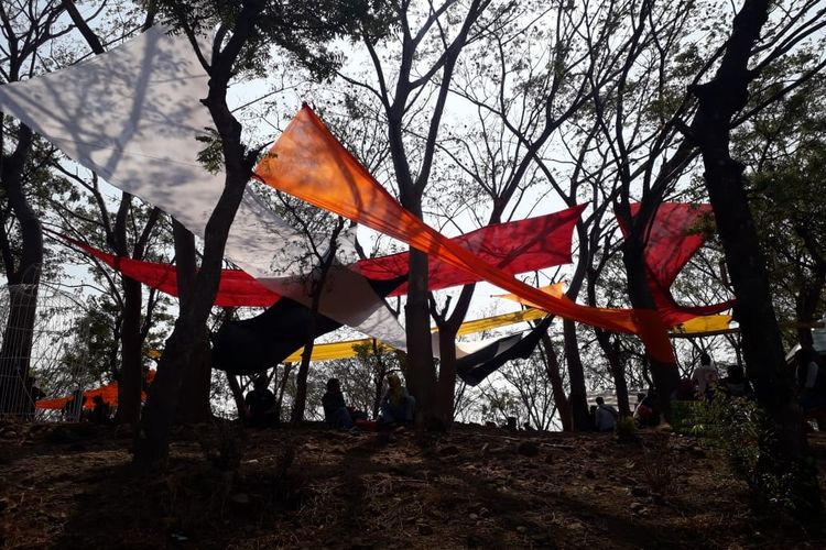 Karya- karya instalasi dalam Festival Universitas Jember (Unej) yang bertajuk  Membangun Desa.
