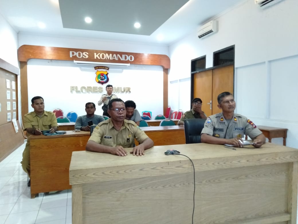 Petugas gabungan yang memantau lalu lintas hewan ternak di wilayah Flores Timur, termasuk memantau adanya penyebaran virus pada babi. 