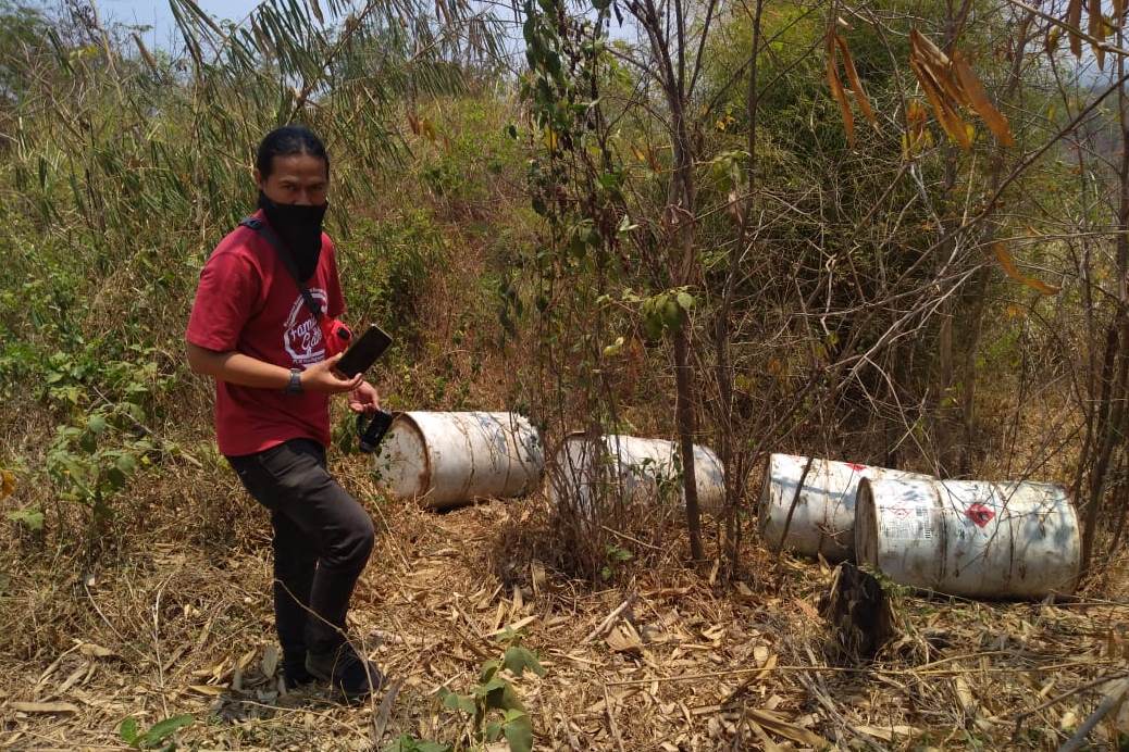 Drum limbah mengandung bahan berbahaya dan beracun (B3) yang dibuang di tengah hutan Perhutani di Karawang, Jawa Barat.