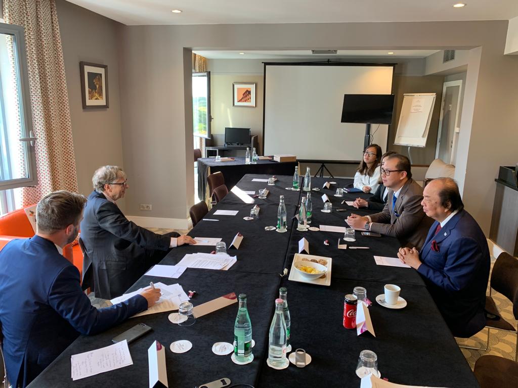  Dato' Sri Tahir (kanan) dan Bill Gates mengadakan pertemuan tertutup di sela-sela konferensi ke-6 Global Fund berlangsung di Lyon, Prancis