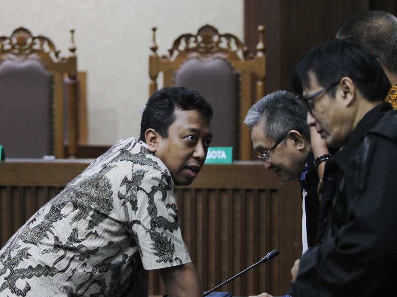 Mantan Ketua Umum PPP yang juga terdakwa kasus suap jual beli jabatan di Kementrian Agama, Romahurmuziy berbincang dengan kuasa hukumnya.