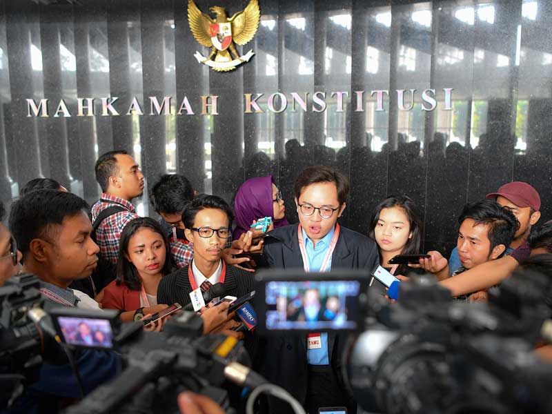 18 orang mahasiswa mengajukan permohonan uji materi Undang-Undang Nomor 30 Tahun 2002 tentang Komisi Pemberantasan Tindak Pidana Korupsi.