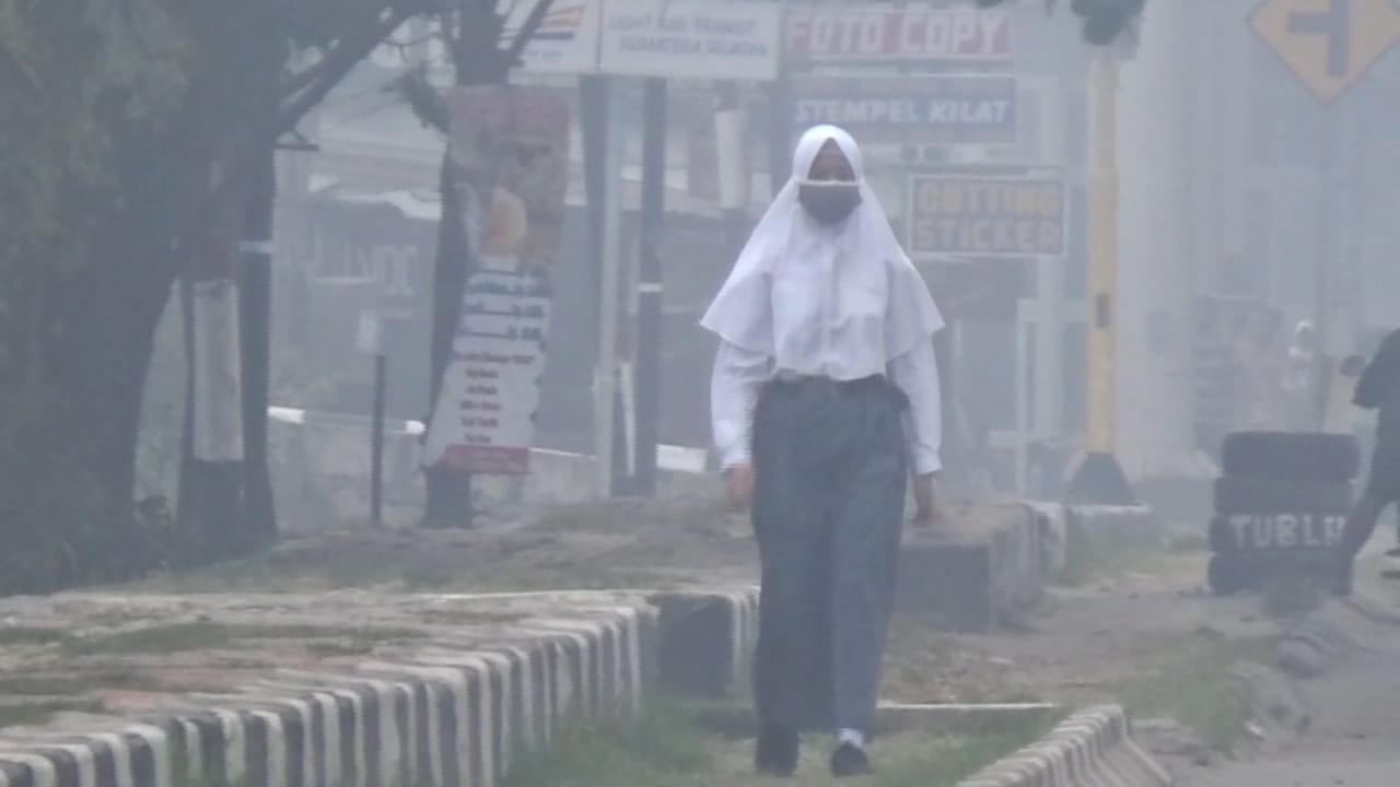 Kota Palembang kembali diselimuti kabut asap diduga karhutla dari sejumlah wilayah di Sumatra Selatan. 