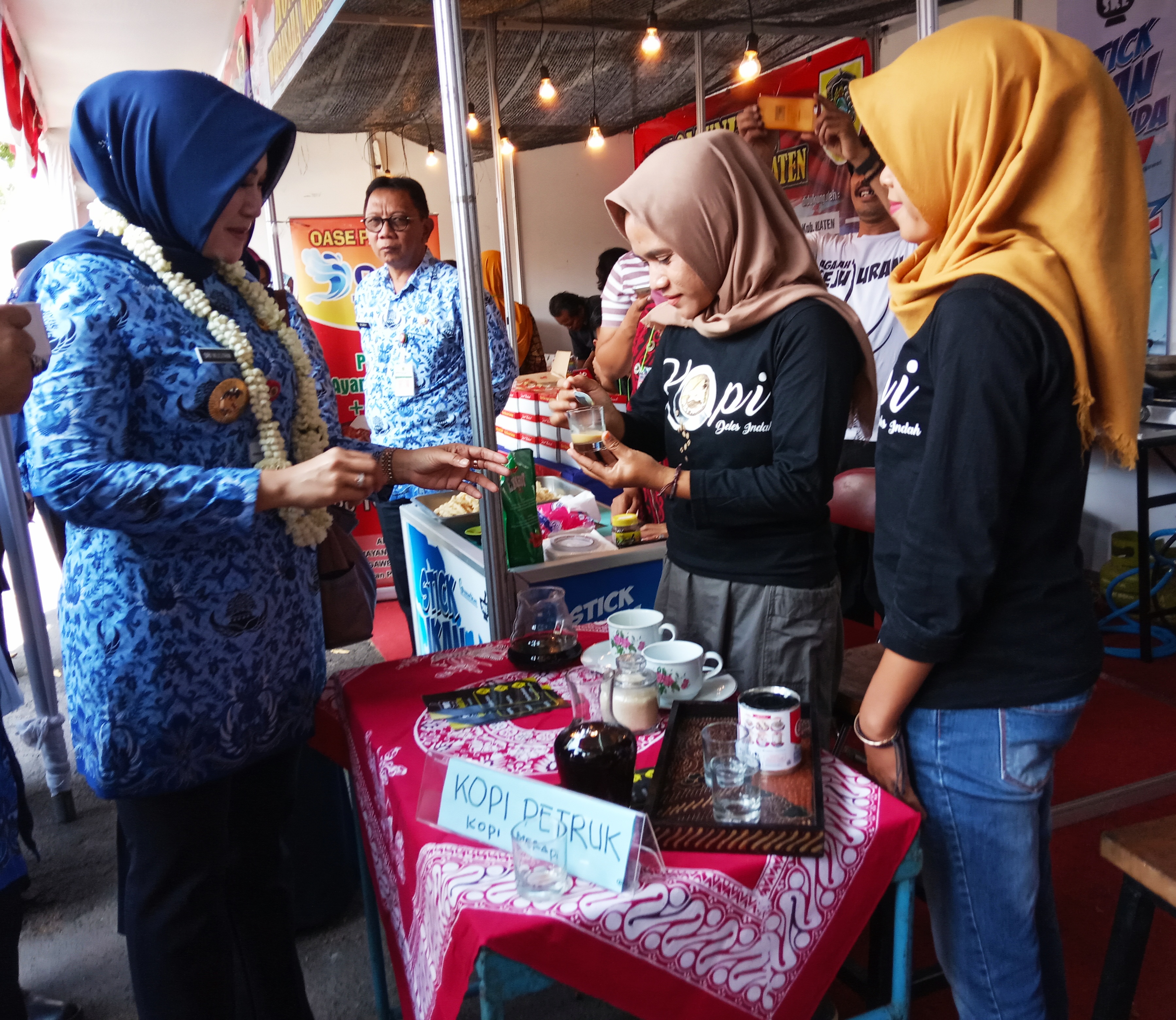 Bupati Sri Mulyani meminum kopi saat melihat stan Kecamatan Kemalang yang juga menampilkan produk unggulan minuman rempah