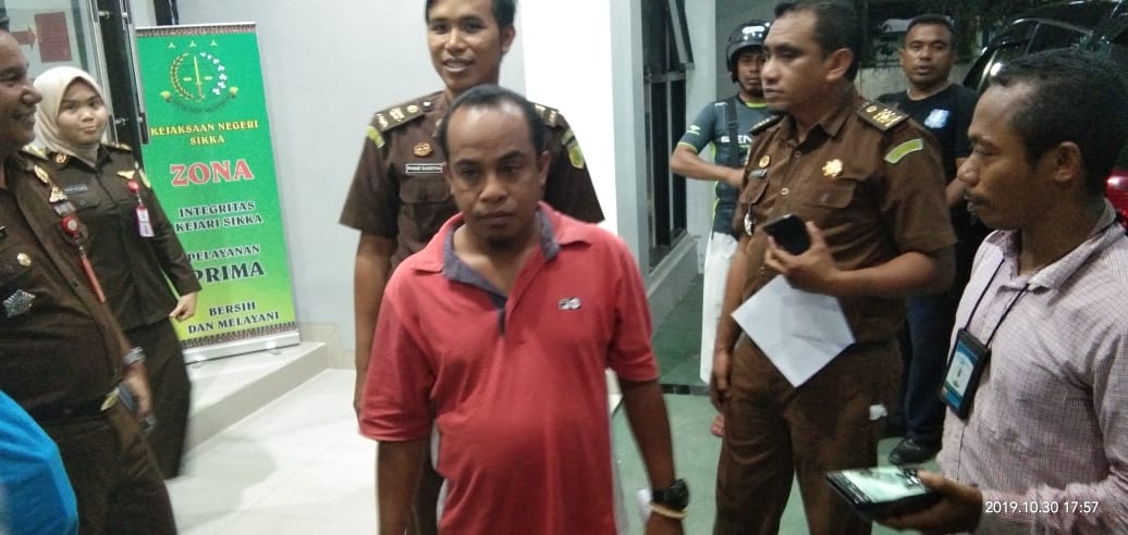 Kepada Desa Dobo  Paulus Beni (berkaos merah) ditetapkan sebagai tersangka dugaan korupsi dana desa Dobo Tahun Anggaran 2017.