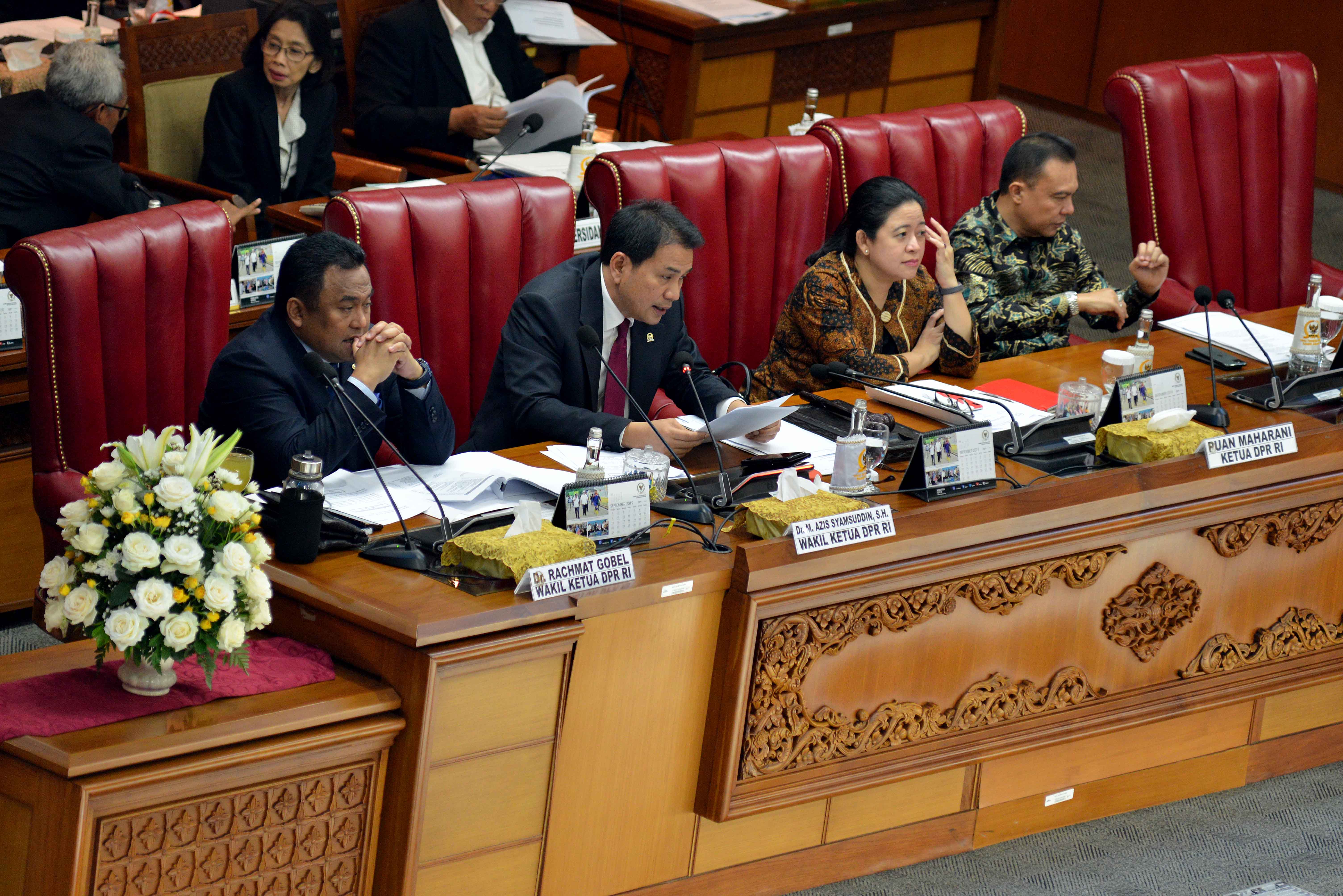 Pimpinan rapat Aziz Syamsuddin (kedua kiri) didampingi Rachmat Gobel (kiri), Puan Maharani (kedua kanan) dan Sufmi Dasco 