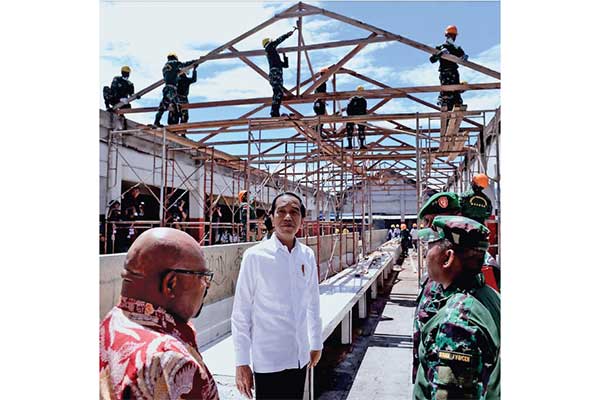 Presiden Joko Widodo melihat rehabilitasi pasar yang rusak di Wamena, Jayawijaya, Papua, kemarin.