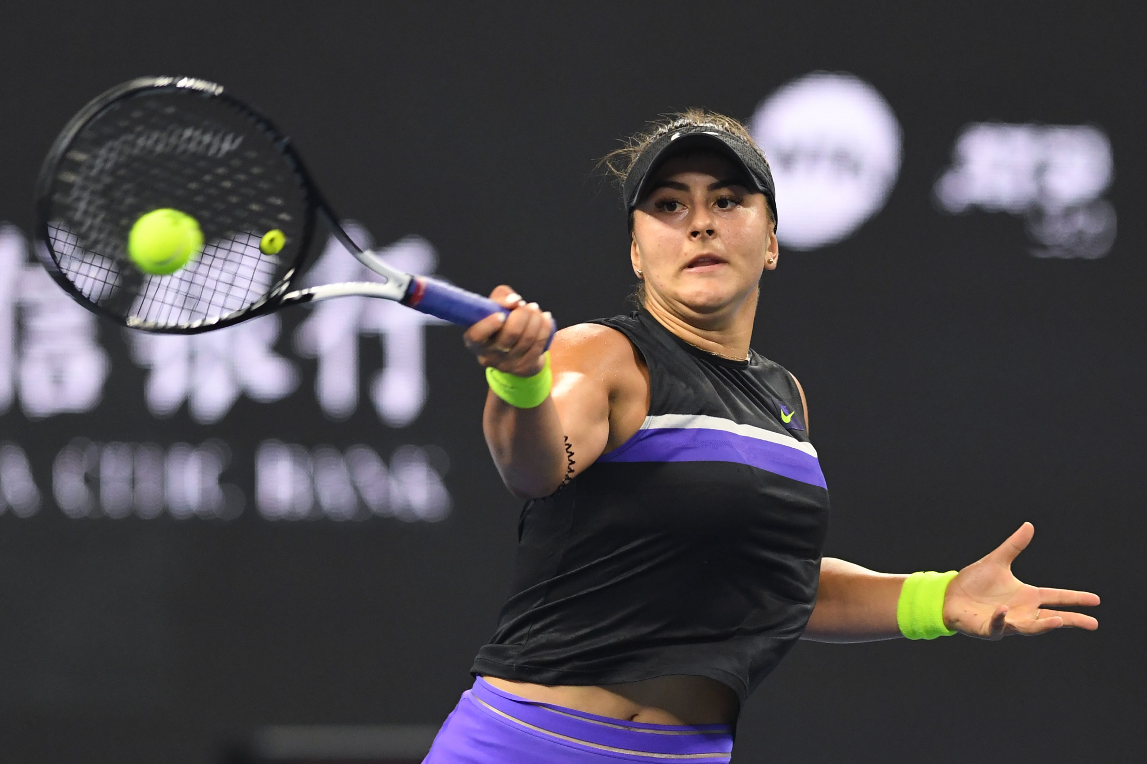 Bianca Andreescu dari Kanada mencetak gol balasan saat pertandingan putaran ketiga tunggal putri melawan Jennifer Brady dari AS  
