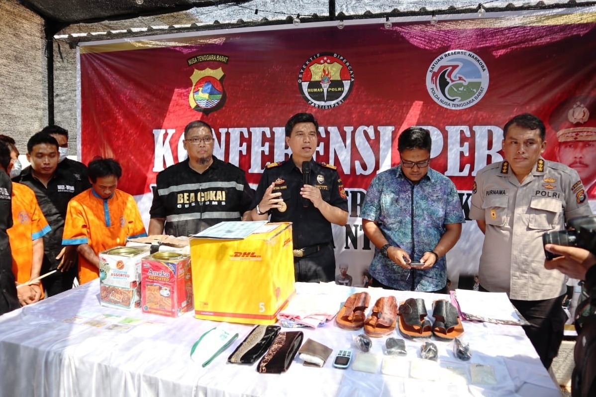 Sabu seberat 548,2 gram disembunyikan dalam sol sandal.