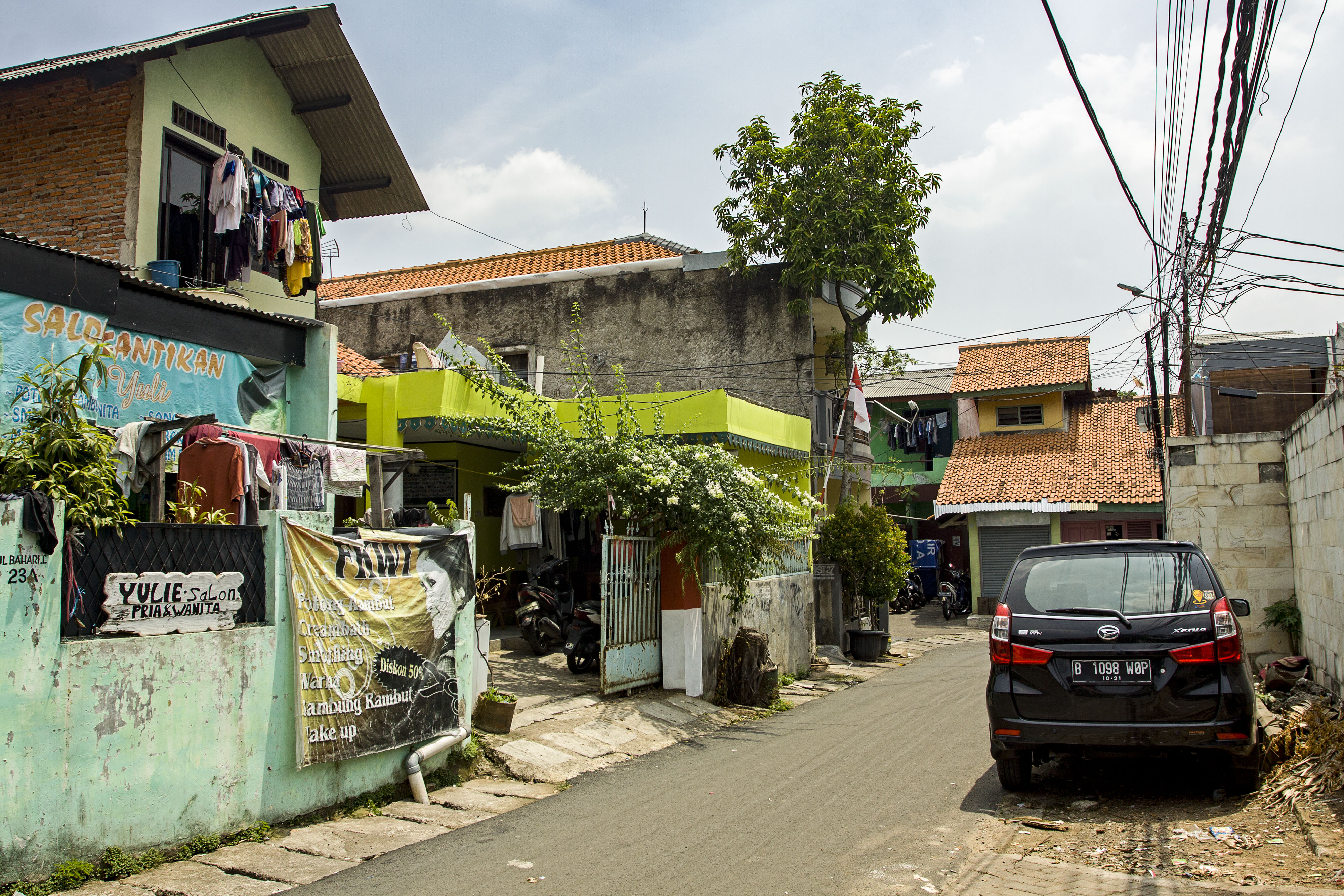 Sebuah mobil terparkir di jalan Bahari, Jakarta. Berdasarkan Perda, pemilik mobil harus memiliki garasi.