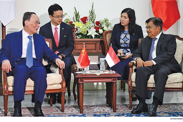 Wakil Presiden Jusuf Kalla berbincang dengan Wakil Presiden Tiongkok Wang Qishan (kiri) dalam pertemuan di Istana Wapres, Jakarta, kemarin. 