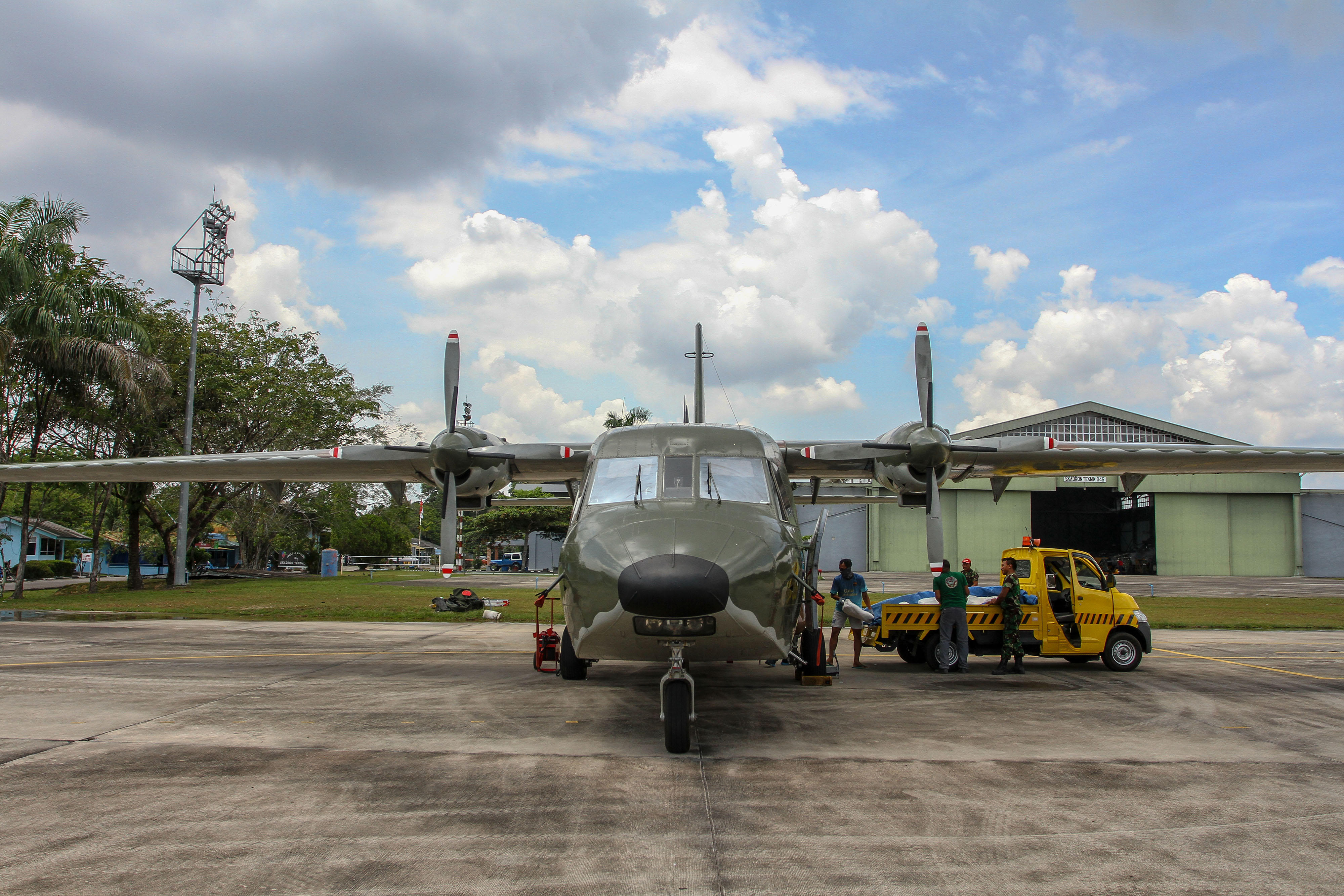 Persiapan operasi hujan buatan di Lanud Roesmin Nurjadin Pekanbaru, Riau, beberapa waktu lalu.
