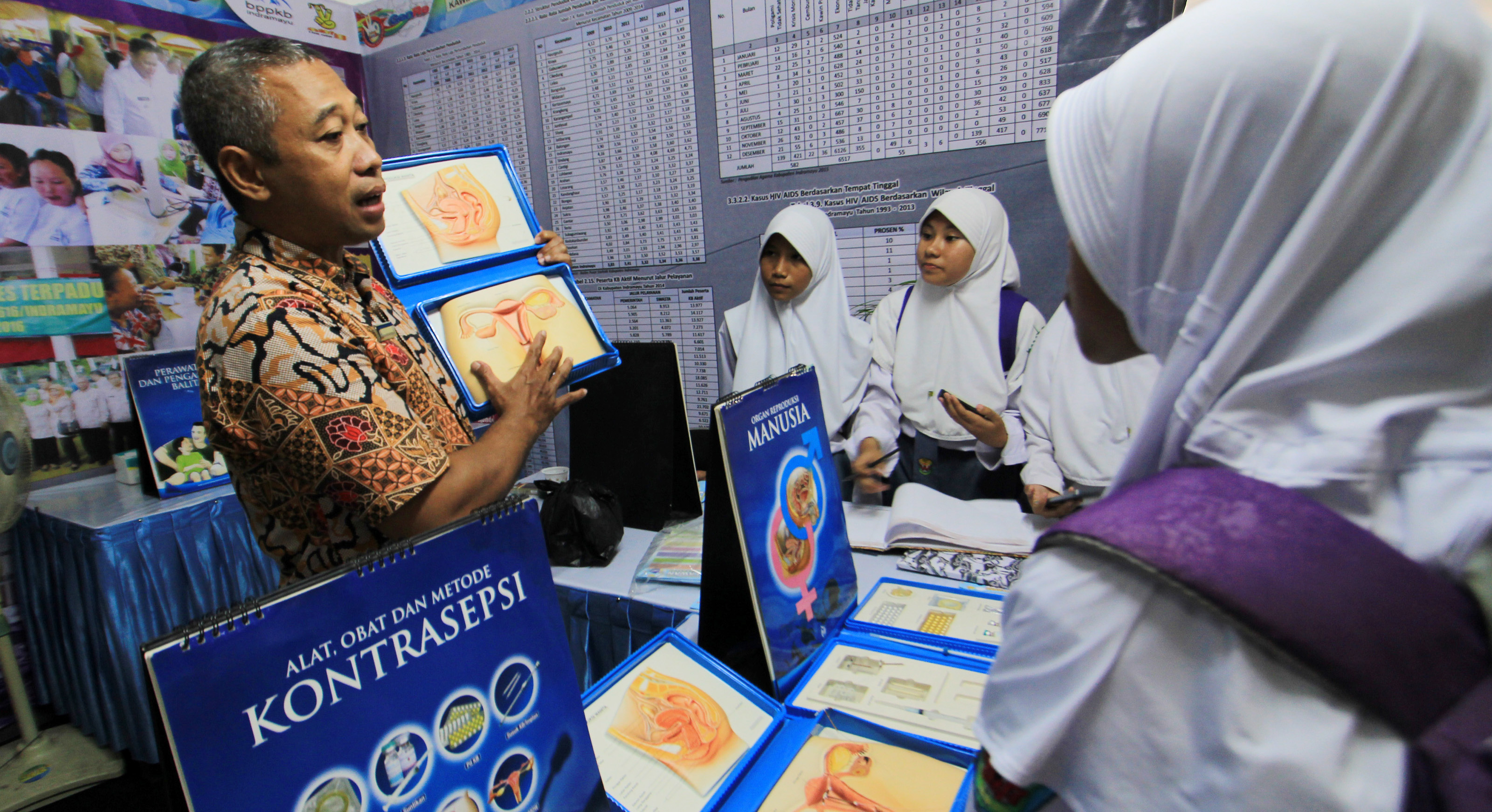 Sejumlah pelajar menyimak penjelasan petugas BKKBN tentang pendidikan seks untuk remaja. Hal ini untuk menciptakan Generasi Berencana. 
