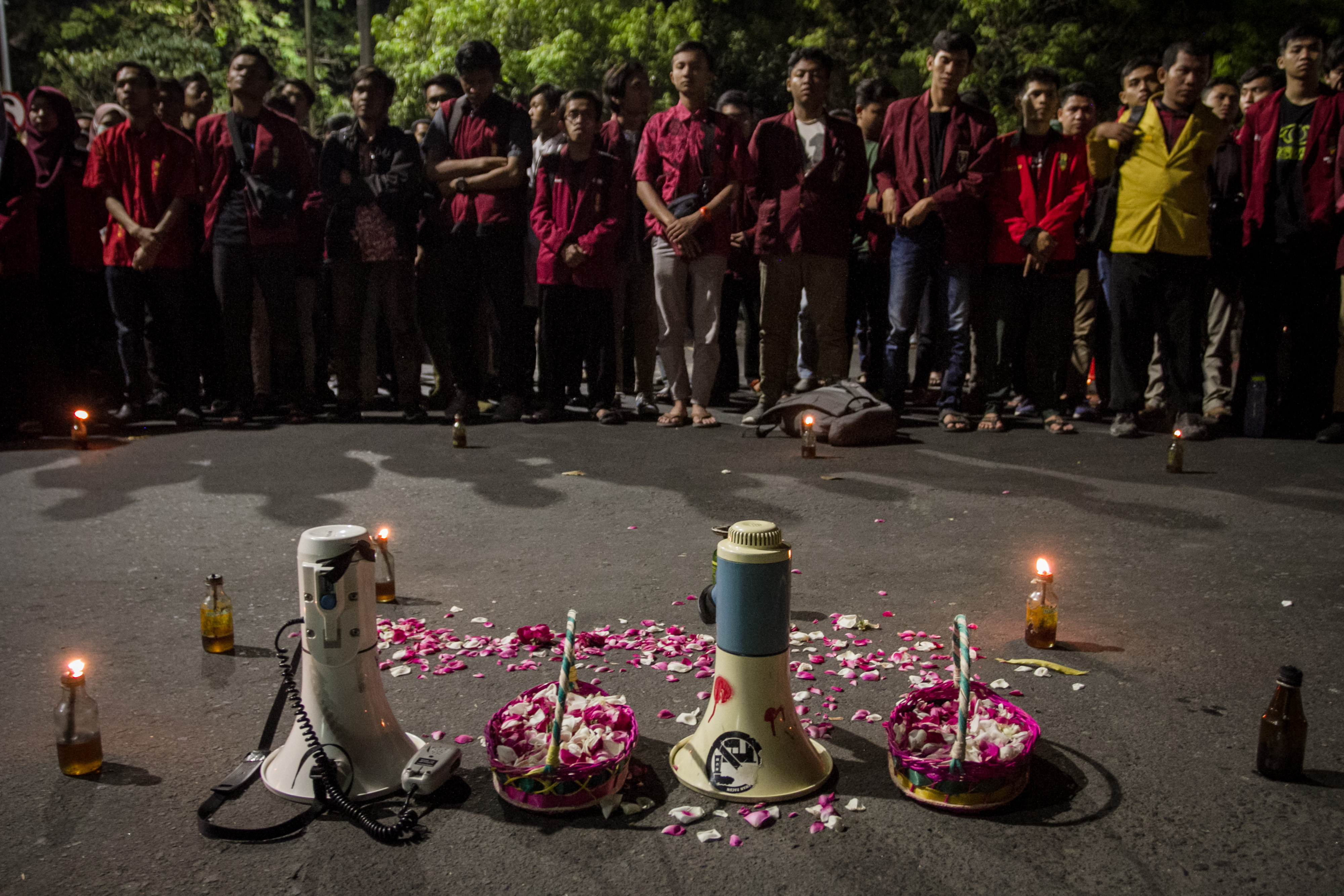 Mahasiswa melakukan aksi solidaritas dan duka cita terhadap korban jiwa mahasiswa Universitas Halu Oleo di depan Polresta Solo, Jawa Tengah.