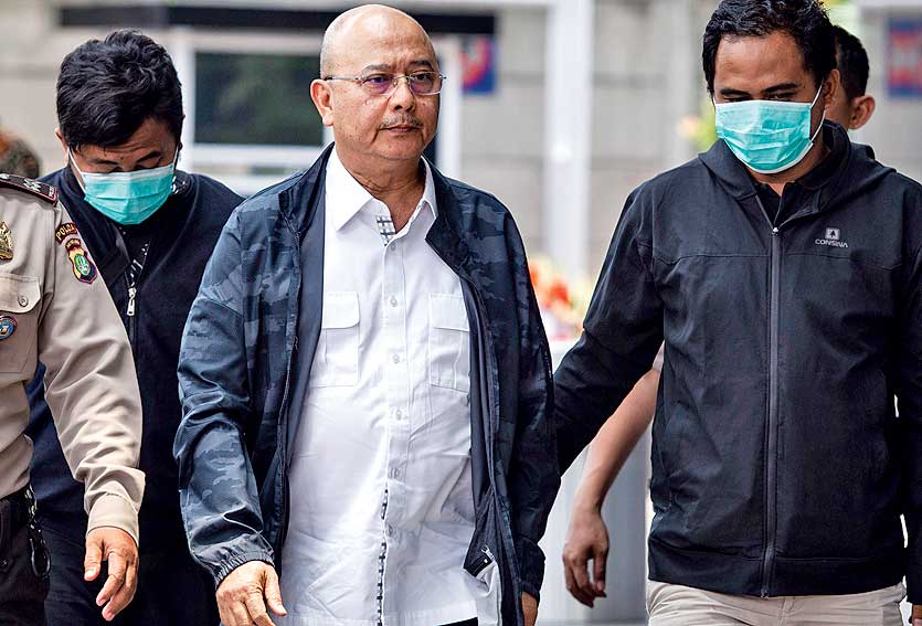 Wali Kota Medan Dzulmi Eldin (tengah) digiring petugas setibanya di Gedung KPK, Jakarta, kemarin. 