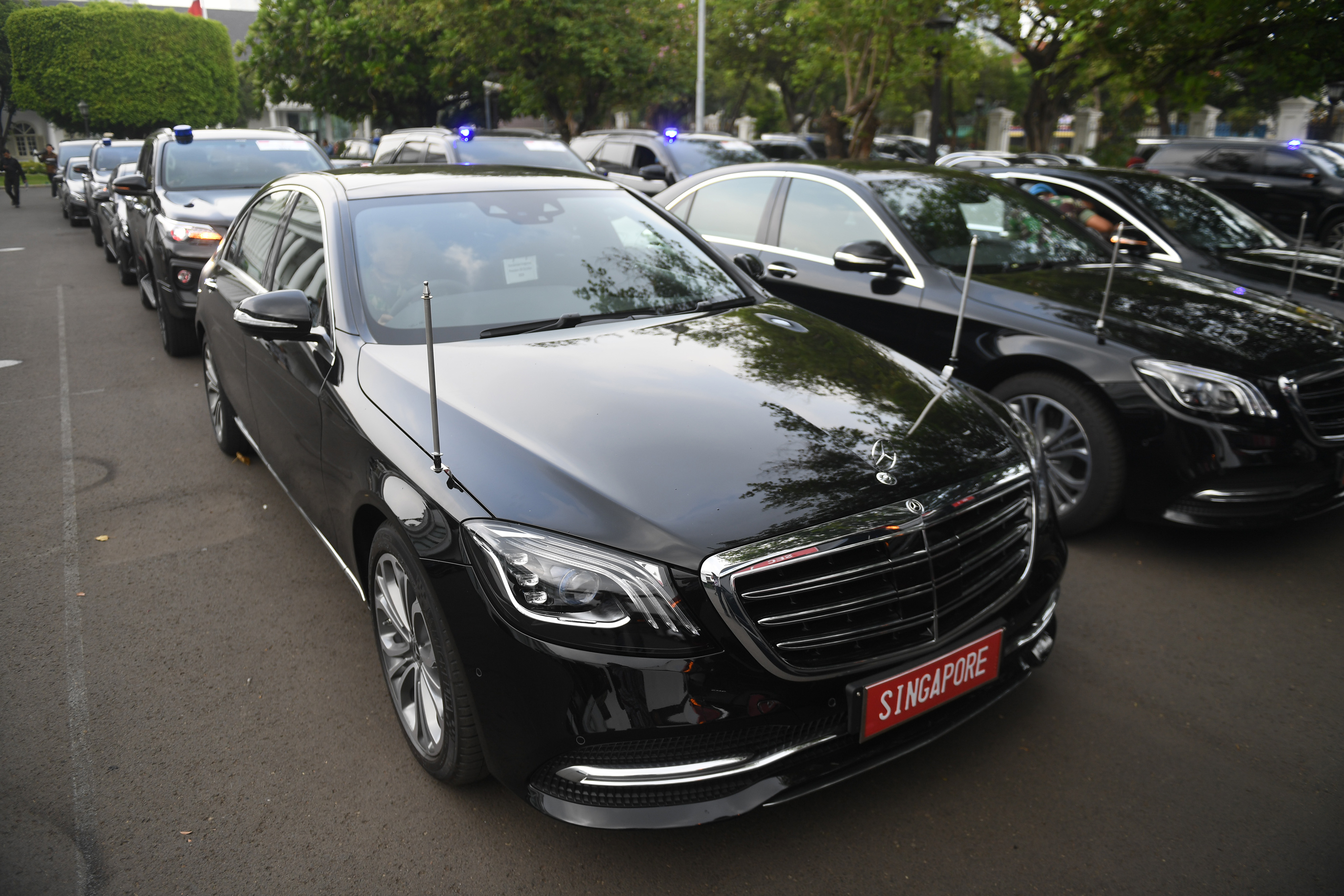 Mobil delegasi tamu negara untuk acara pelantikan Presiden terparkir di halaman Komplek Istana Kepresidenan, Jakarta