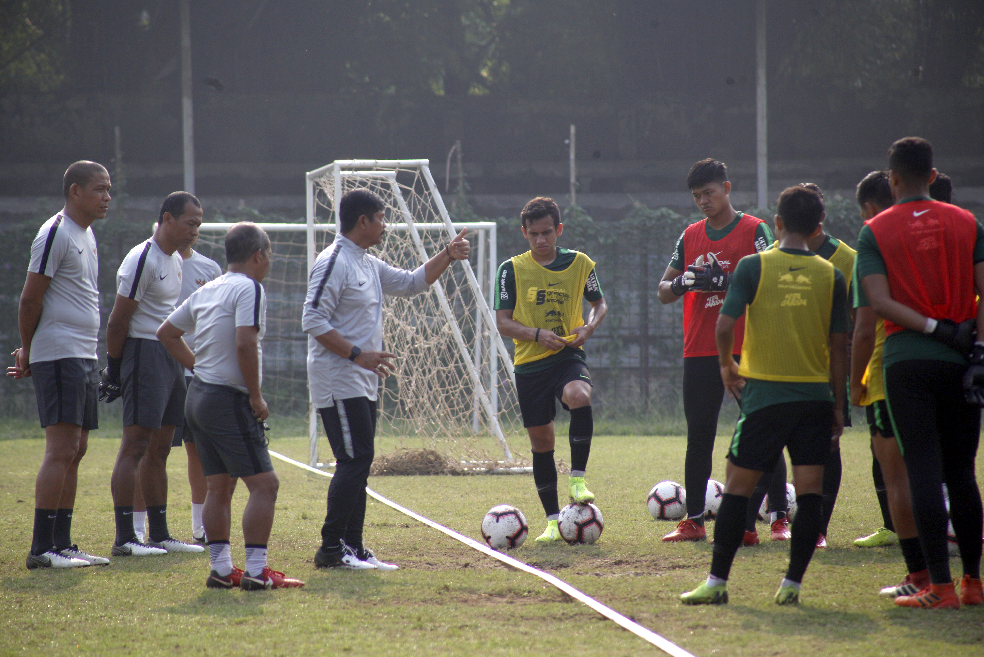 Pelatih Timnas U-23, Indra Sjafri (keempat kiri) memberikan arahan saat latihan timnas U-23 Indonesia di Stadion Pajajaran, Bogor.