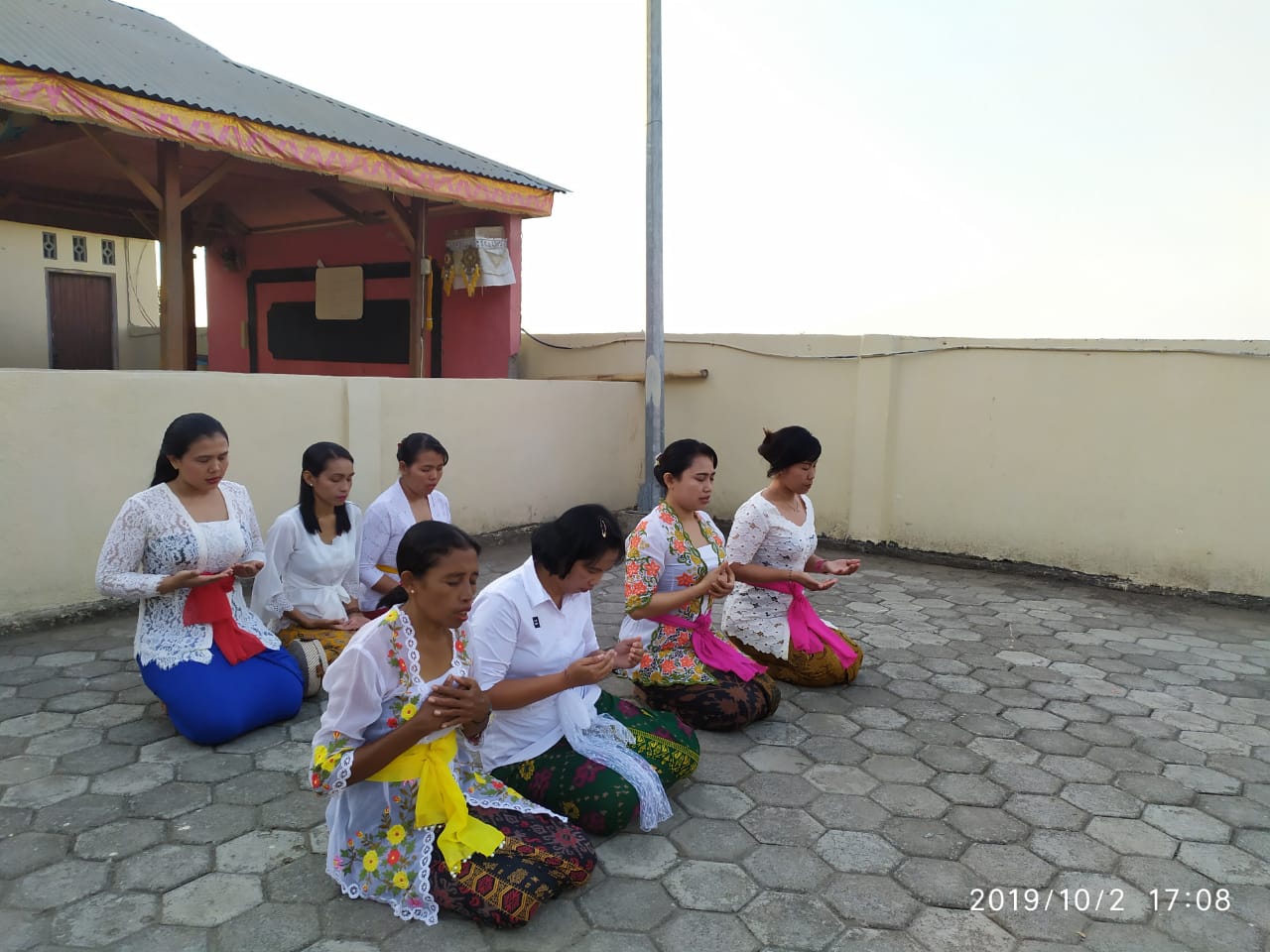 Pengurus Bhayangkari Lembata yang beragama Hindu berdoa untuk kelancaran pelantikan Presiden-Wakil Presiden