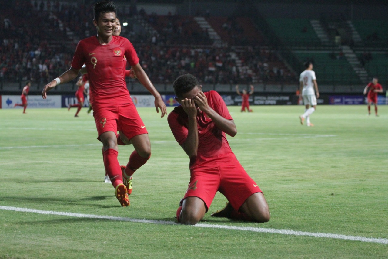 Ekspresi pemain timnas U-19 Indonesia Bagus Khafi (kanan) setekah menjebol gawang timnas U-19 Tiongkok dan tim Garuda Muda menang 3-1.