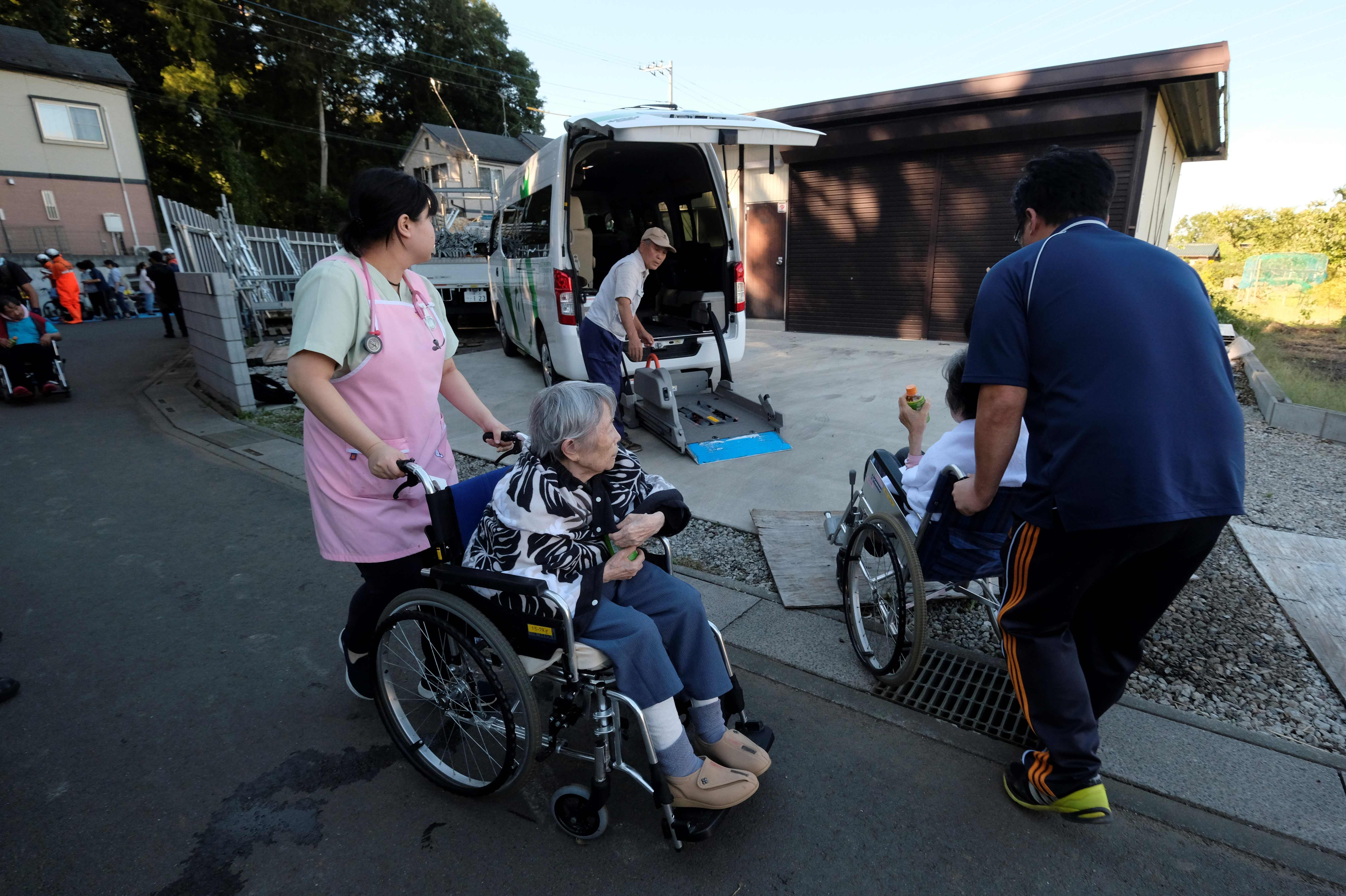 Tim penyelamat mengevakuasi para lansia usai Topan Hagibis melanda