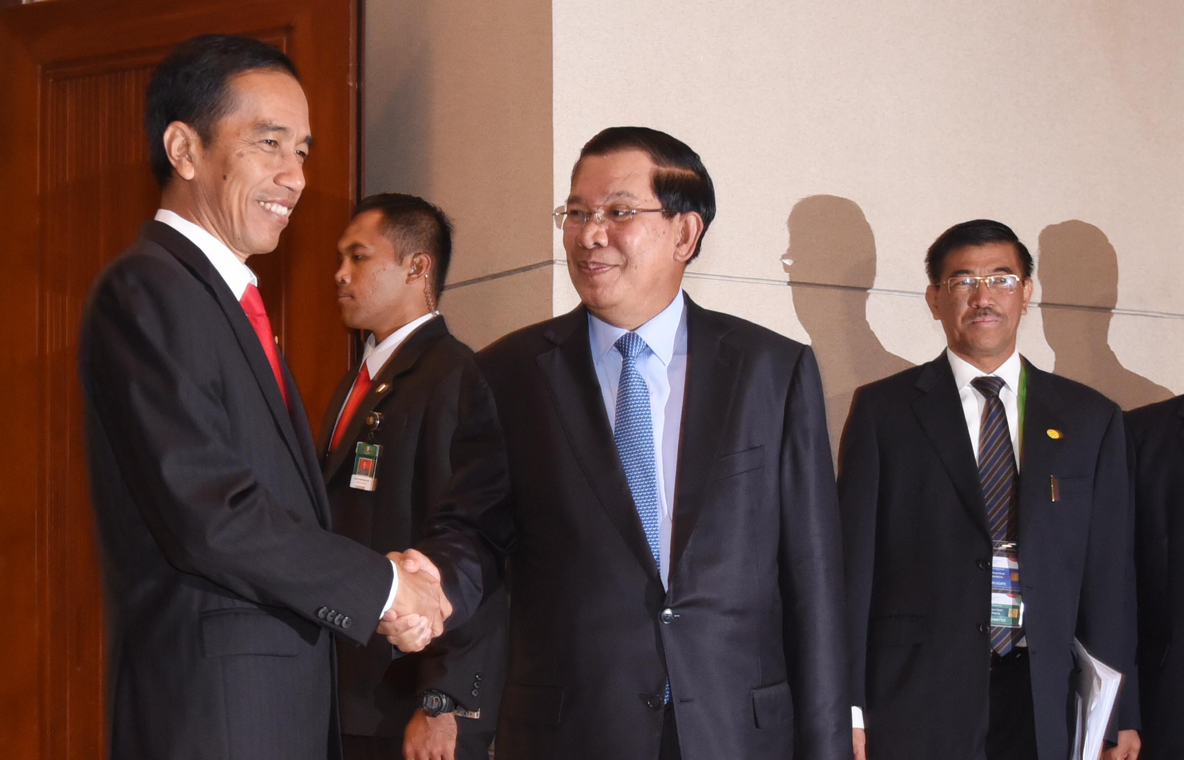 Presiden Joko Widodo (kiri) bersama Perdana Menteri Kerajaan Kamboja Samdech Hun Sen 