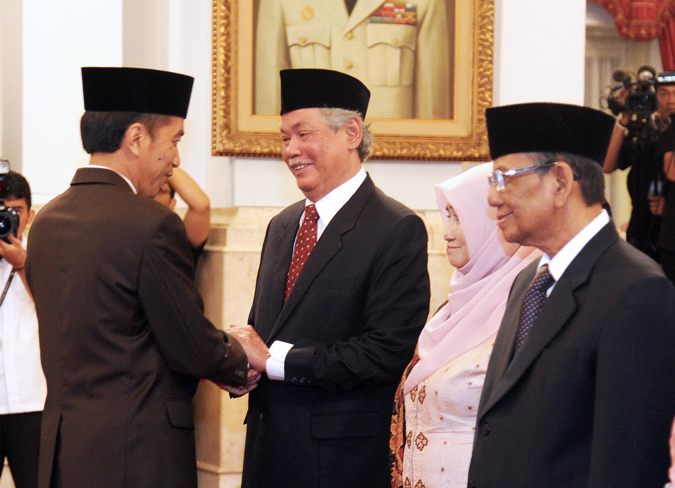  Presiden Joko Widodo memberikan ucapan selamat kepada Abdul Malik Fajar (kiri) menjadi wantimpres