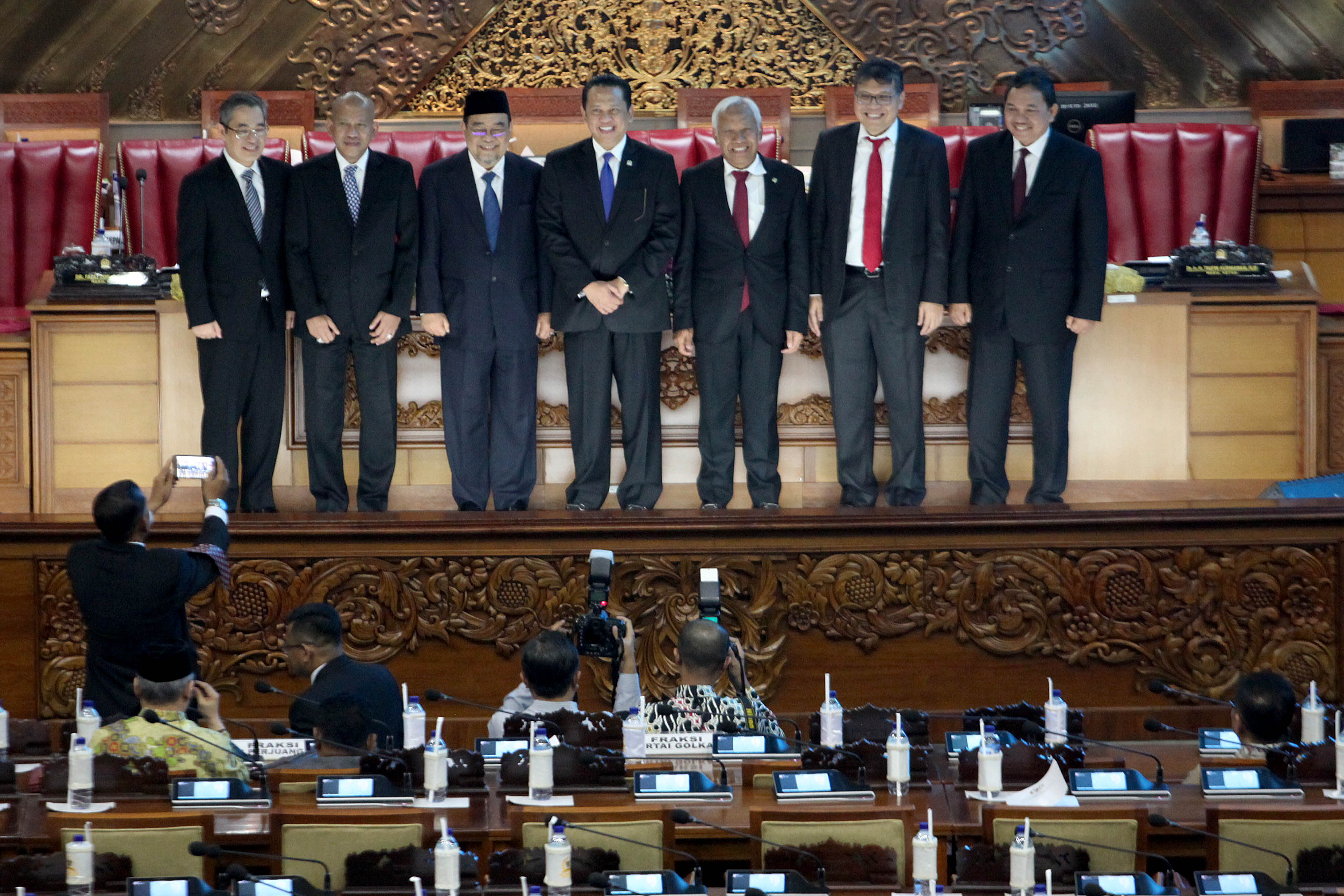 Anggota BPK terpilih berfoto bersama pimpinan sidang dalam rapat paripurna di Gedung Nusantara II DPR, Kamis (26/9).