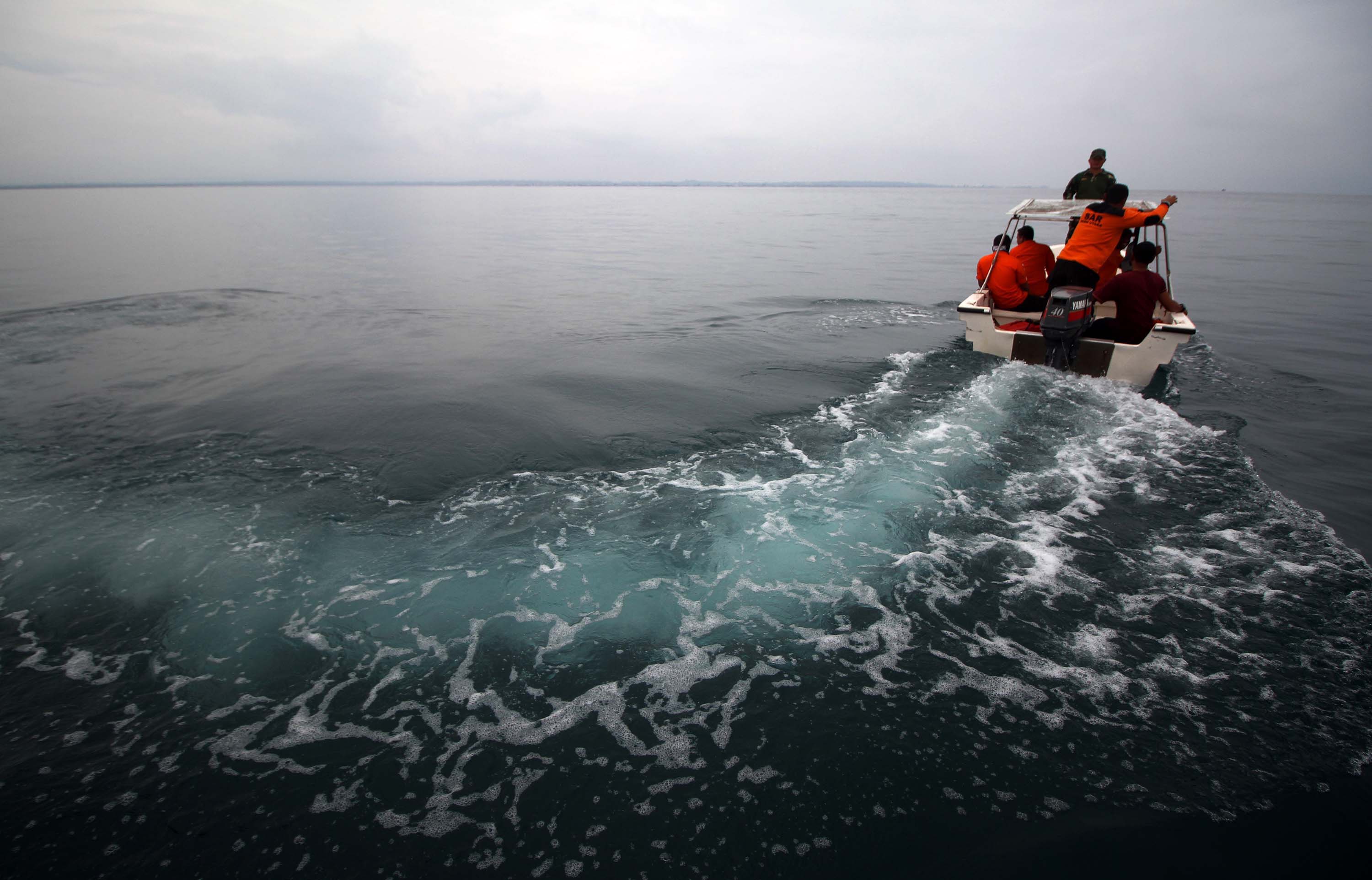 Petugas SAR Aceh Utara melakukan pencarian nelayan hilang di perairan Lhokseumawe, Aceh, Senin (31/10). 