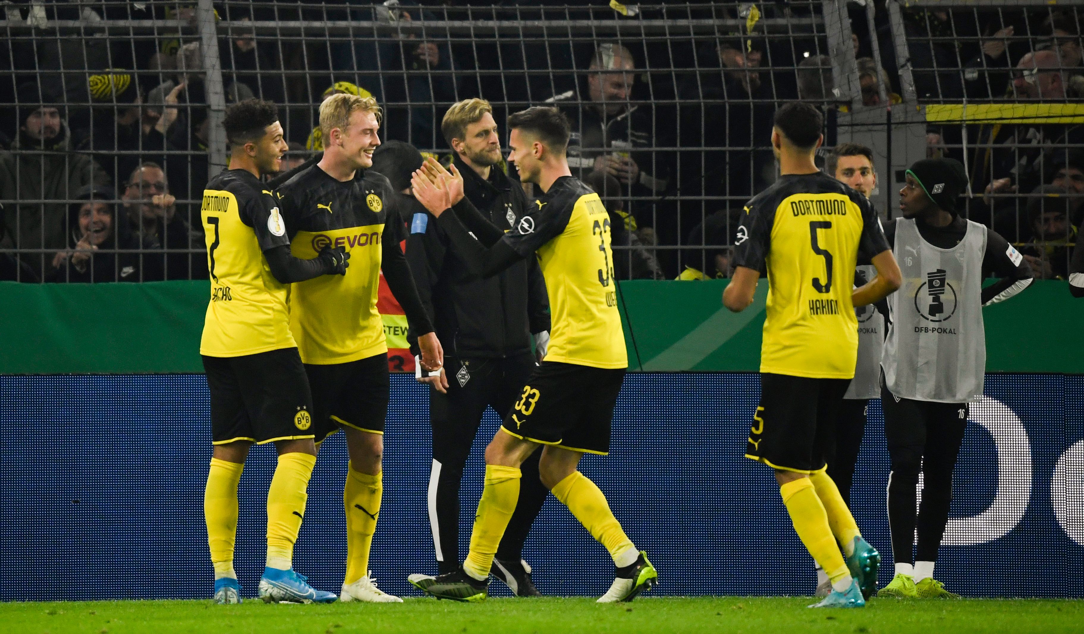 Para pemain Borussia Dortmund melakukan selebrasi usai mencetak gol ke gawang Borussia Moenchengladbach di ajang DFB Pokal.
