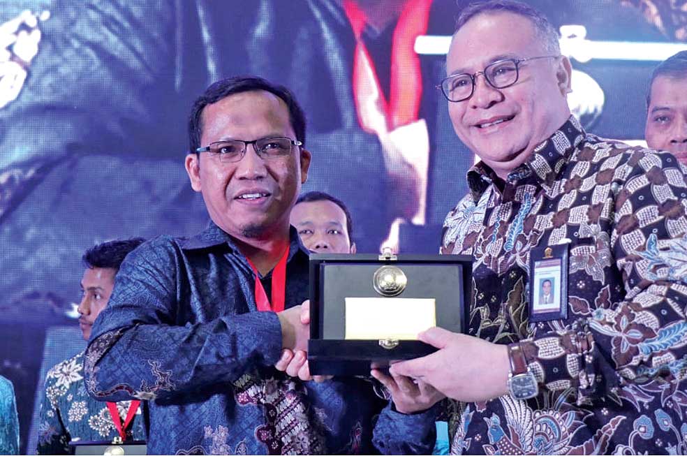 Redaktur Bahasa Media Indonesia Suprianto Annaf (kiri).