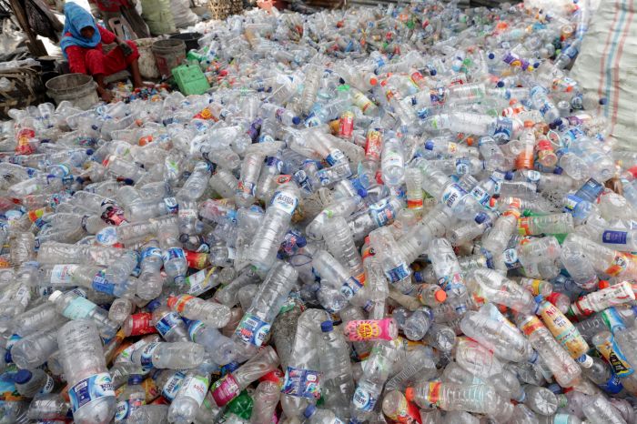 Plastik Botol Bekas Bisa Ditukar Token Listrik dan Saldo GoPay