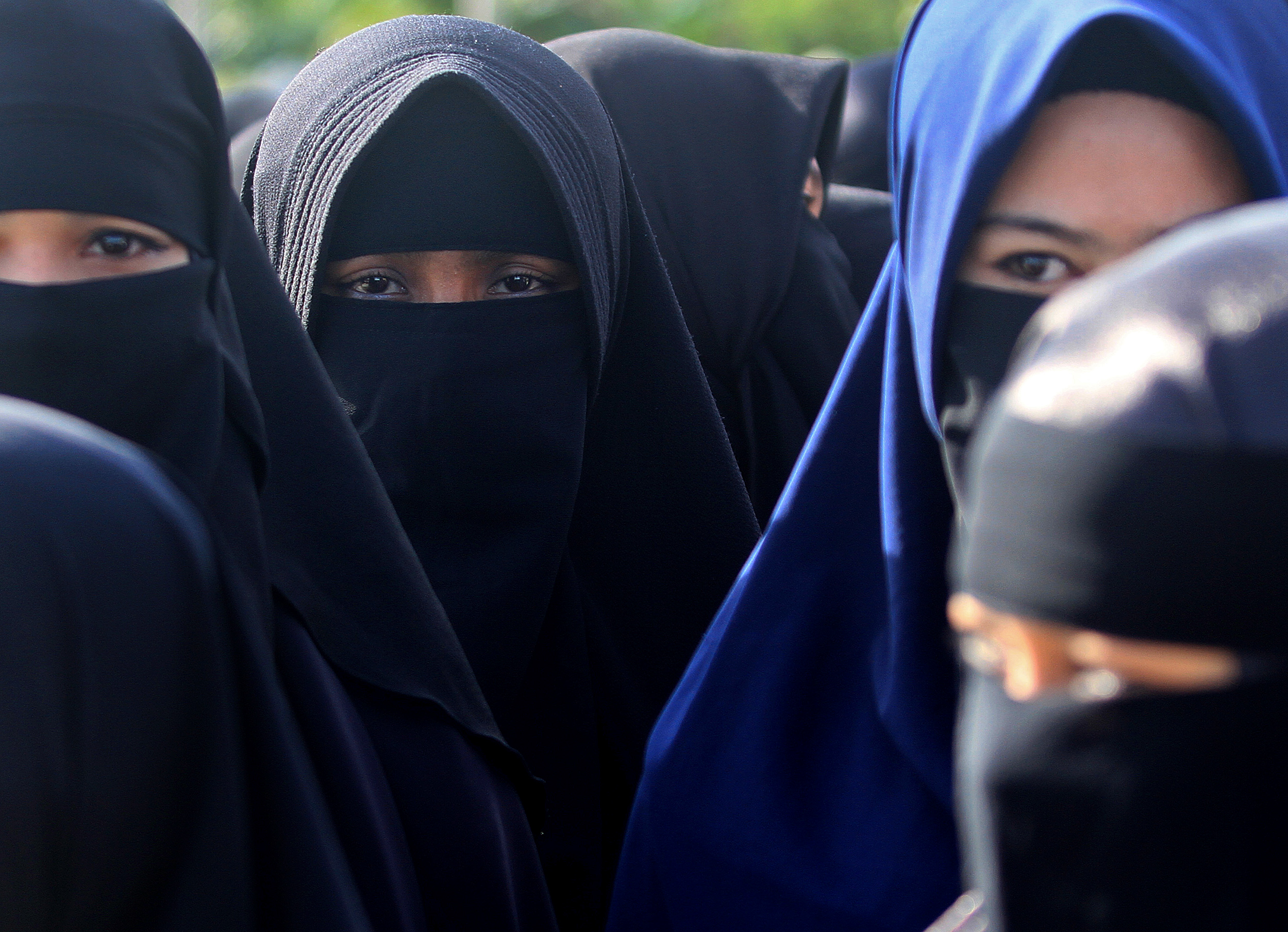 Sejumlah santriwati mengenakan cadar saat mengikuti pawai peringatan Hari Santri Nasional di Meulaboh, Aceh Barat, Aceh. Jumat (19/10/2018).