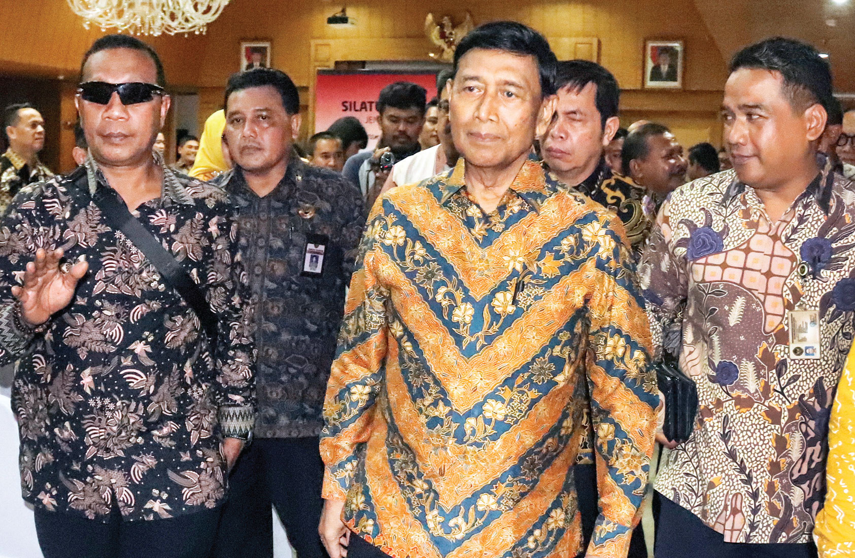 Menko Polhukam Wiranto (tengah) menghadiri acara silaturahim dengan keluarga besar Kemenko Polhukam di Jakarta, kemarin.