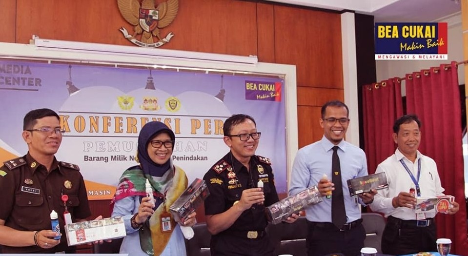 Bea Cukai Kalimantan Bagian Selatan melakukan pemusnahan barang milik negara (BMN) di halaman kantor Bea Cukai Banjarmasin pada Rabu (23/10)