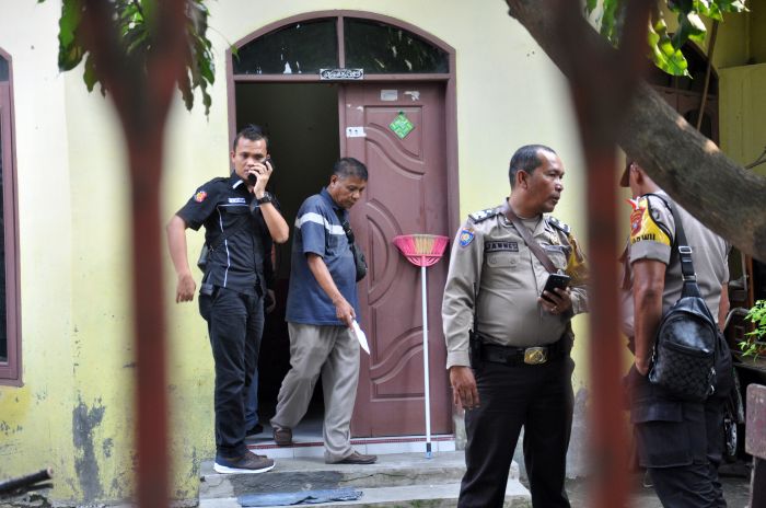 Polisi memeriksa rumah keluarga pelaku penyerangan Menkopolhukam Wiranto, Syahrial Alamsyah di Medan Kota Medan. 