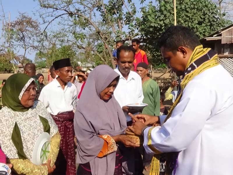 Ibu-ibu muslim bersalaman dengan seorang pastor di Dusun Delang, Desa Tiwatobi, Kecamatan Ile Mandiri, Flores Timur, NTT.