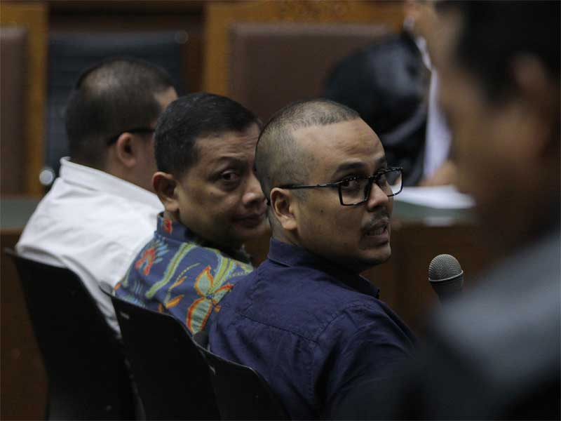 Terdakwa kasus suap pengurusan impor bawang putih Chandry Suanda alias Afung (kiri), Doddy Wahyudi (tengah) dan Zulfikar (kanan).