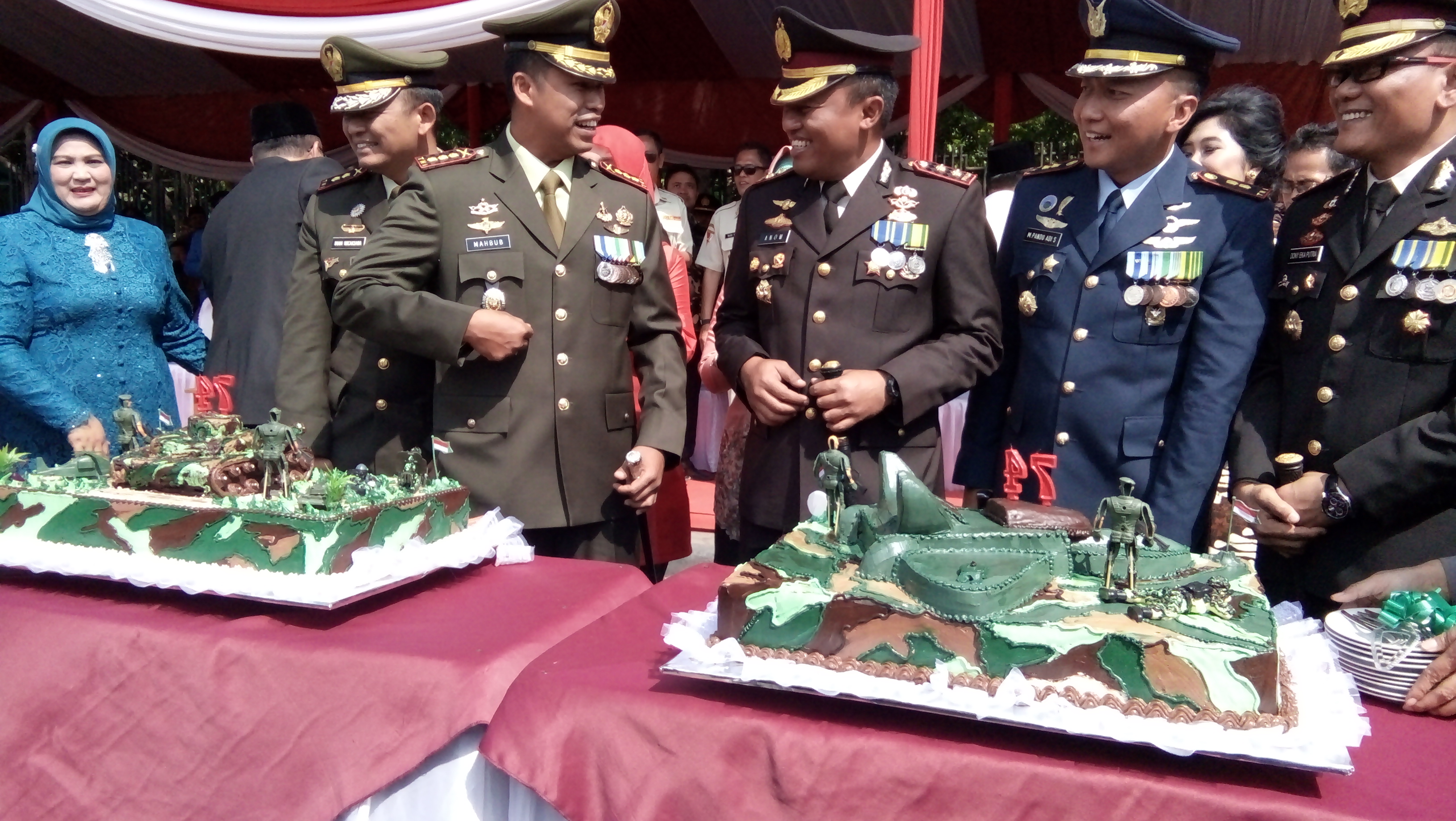 Dua kue ulangtahun persembahan para Polwan di Kota dan Kabupaten Tasikmalaya untuk HUT ke-74 TNI